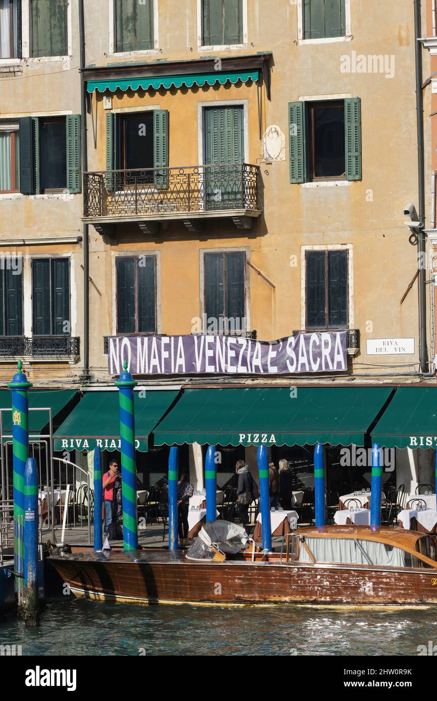 Ein Banner vor dem Restaurant sagt Nein zur Mafia, Venedig ist heilig Stockfoto