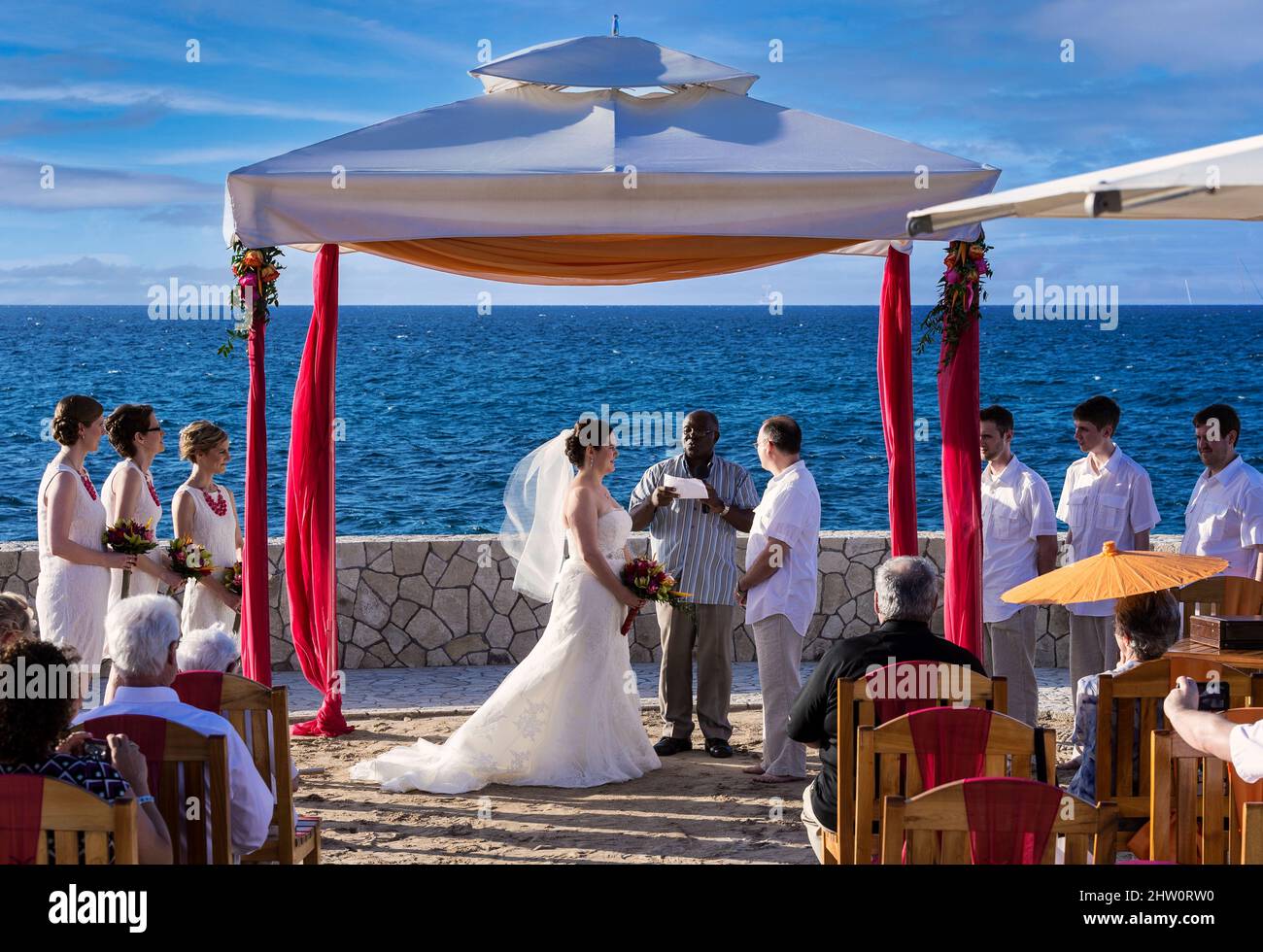 Hochzeitszeremonie am Wasser, Negril, Jamaika. Stockfoto