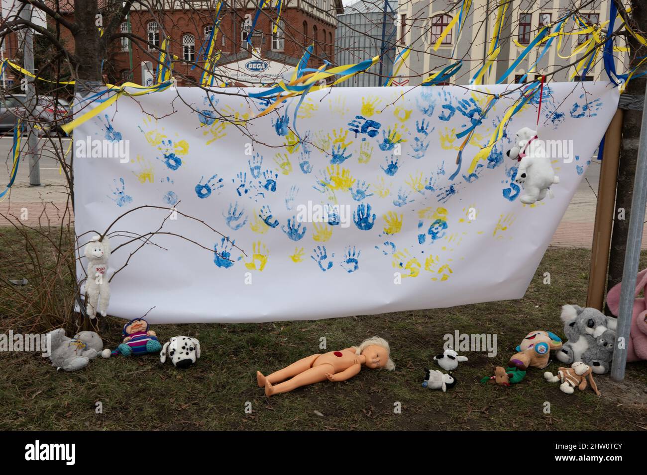 Klaipeda, Litauen. 03. März 2022. Protest und Unterstützungsbotschaften für die Ukraine, die vor dem russischen Konsulat in Klaipeda, Litauen, zurückgelassen wurde. Polizeischutz wurde beim Konsulat aufgestellt.Litauen erlangte 1991 die Unabhnheit von der Sowjetunion. Picture: Garyroberts/worldwidefeatures.com Credit: GaryRobertsphotography/Alamy Live News Stockfoto