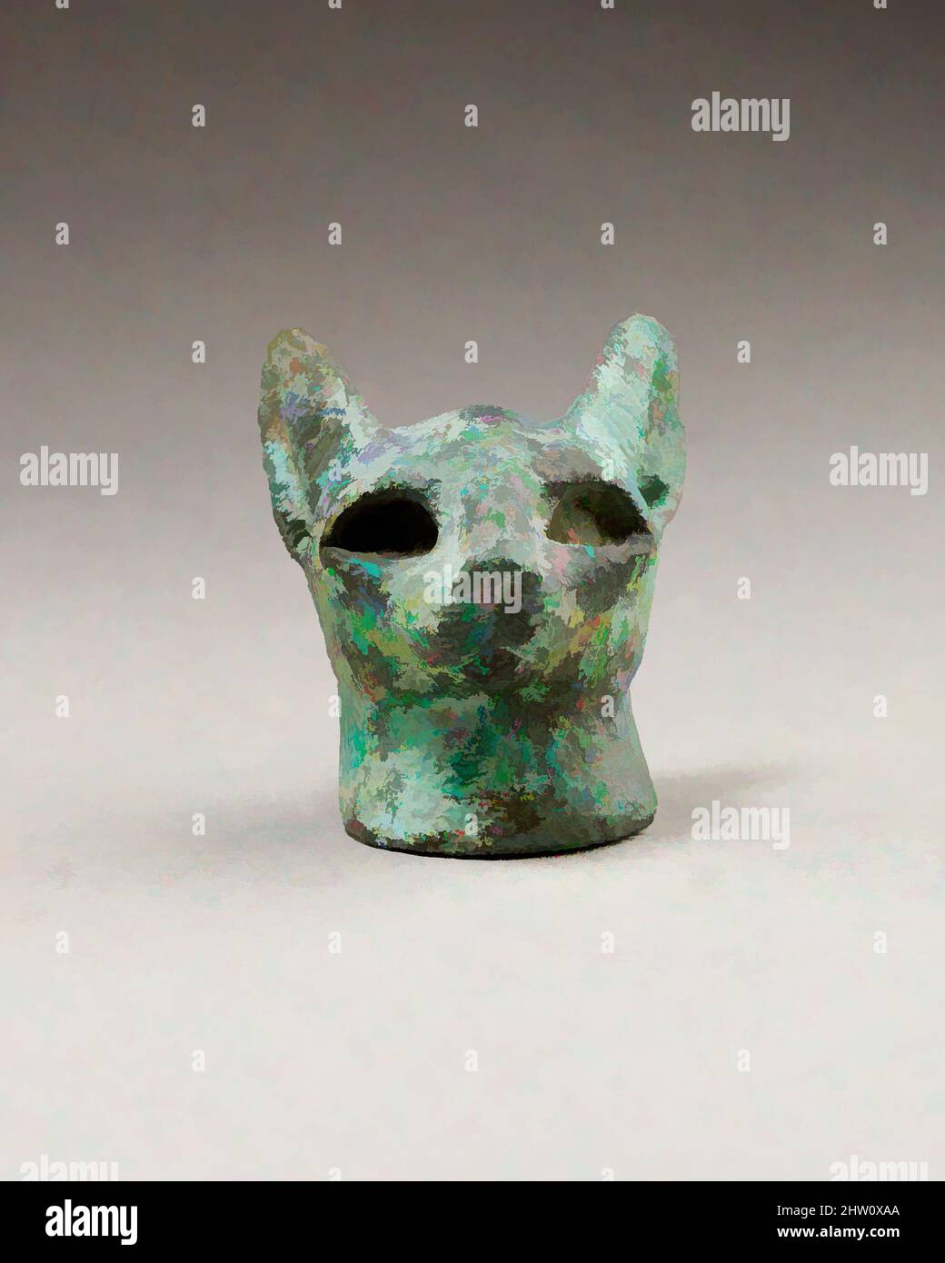Kunst inspiriert vom Kopf einer Katze, späte Periode–ptolemäische Periode, 664–30 v. Chr., aus Ägypten, Kupfermetall, H. 5,2 cm (2 1/16 in.); W. 4,2 cm (1 5/8 in.); D. 4,5 cm (1 3/4 in.) war die Katze der Göttin Bastet heilig, wurde in Heiligtümern angeboten und in tierischen Nekropolen deponiert, klassische Werke, die von Artotop mit einem Schuss Moderne modernisiert wurden. Formen, Farbe und Wert, auffällige visuelle Wirkung auf Kunst. Emotionen durch Freiheit von Kunstwerken auf zeitgemäße Weise. Eine zeitlose Botschaft, die eine wild kreative neue Richtung verfolgt. Künstler, die sich dem digitalen Medium zuwenden und die Artotop NFT erschaffen Stockfoto