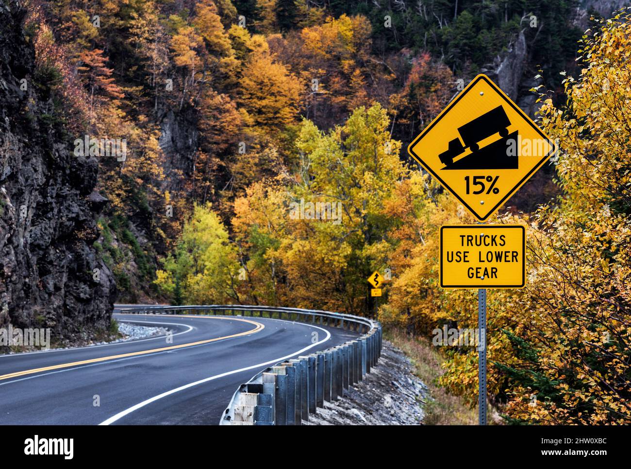 Steile Straße deline Warnung entlang der Autobahn, Vermont, USA. Stockfoto