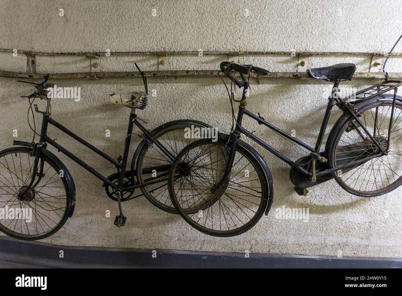 Alte Fahrräder im geheimen Atombunker von Kelvedon Hatch. Stockfoto