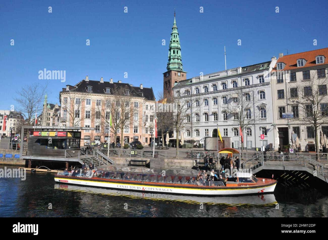 Kopenhagen/Dänemark.03..März 2022/Touristen sind wieder in Dänemark Bootsrundfahrt Touristen kommen aus und steigen auf Kanalboottourismus in Kopenhagen Dänemark. (Foto..Francis Dean/Dean Picturs) Stockfoto