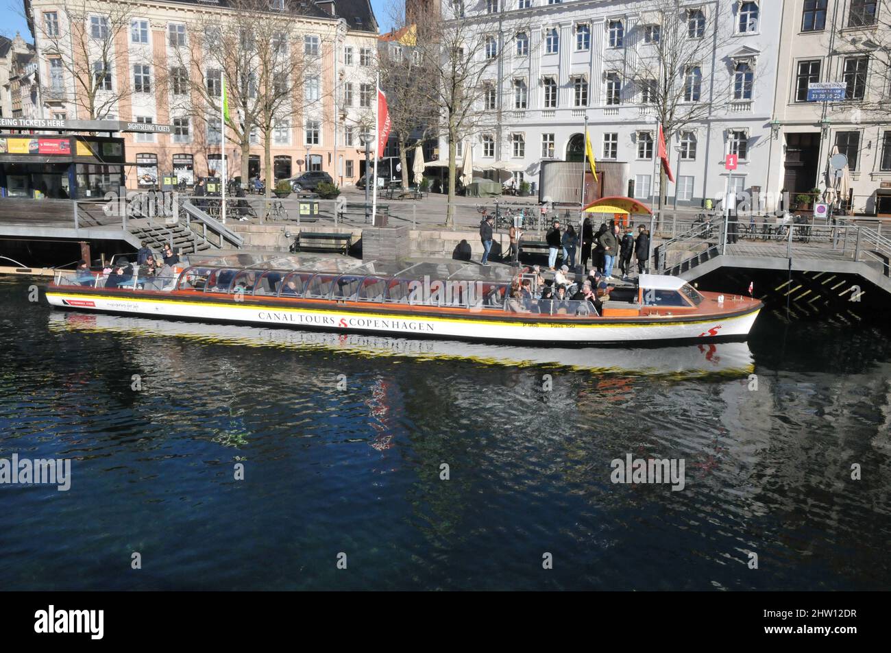 Kopenhagen/Dänemark.03..März 2022/Touristen sind wieder in Dänemark Bootsrundfahrt Touristen kommen aus und steigen auf Kanalboottourismus in Kopenhagen Dänemark. (Foto..Francis Dean/Dean Picturs) Stockfoto