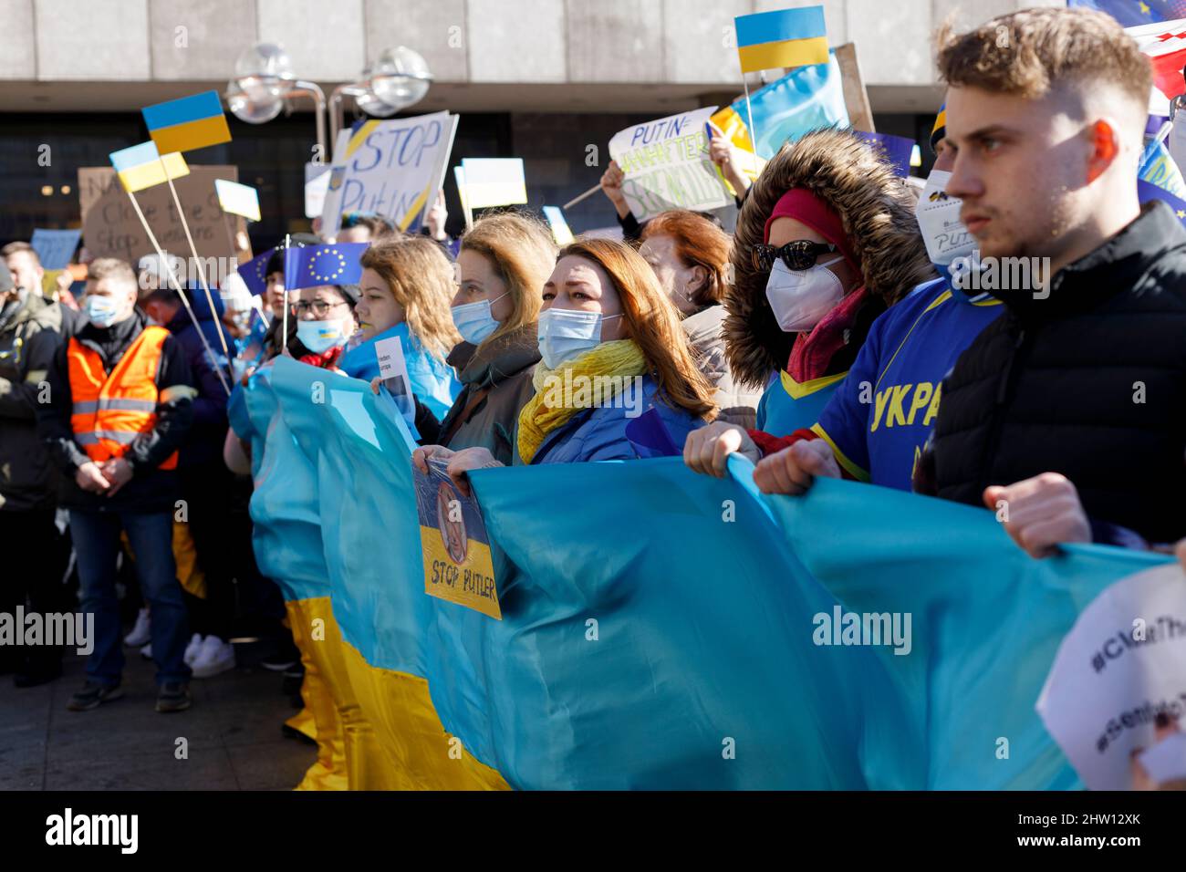 Köln, NRW, 27. Februar 2022: Menschen protestieren gegen die russische Invasion in der Ukraine am 27. Februar 2022 in Köln. Stockfoto