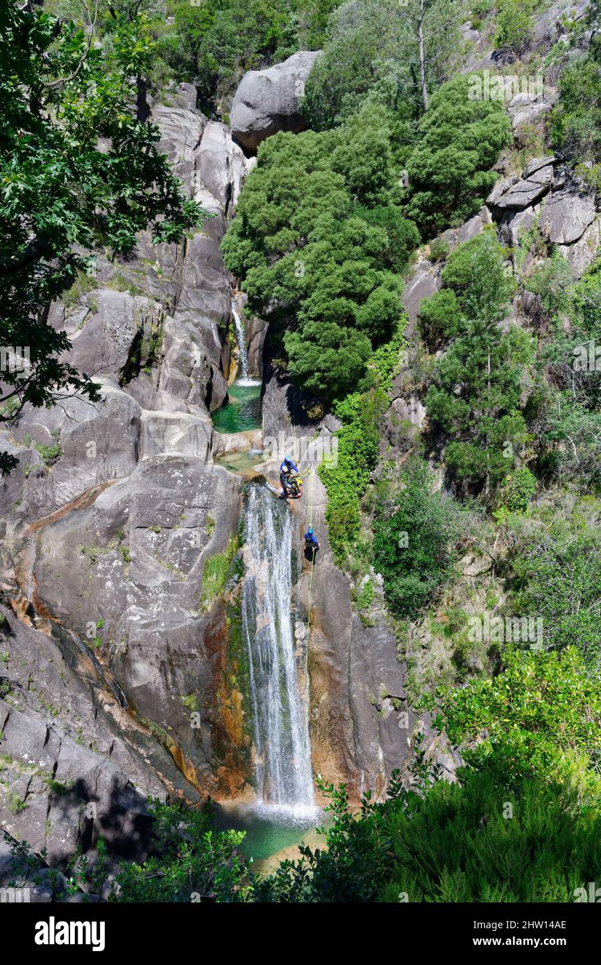 Menschen, die den Wasserfall von Arado, den Nationalpark Peneda Geres, Minho, Portugal, erklimmen Stockfoto
