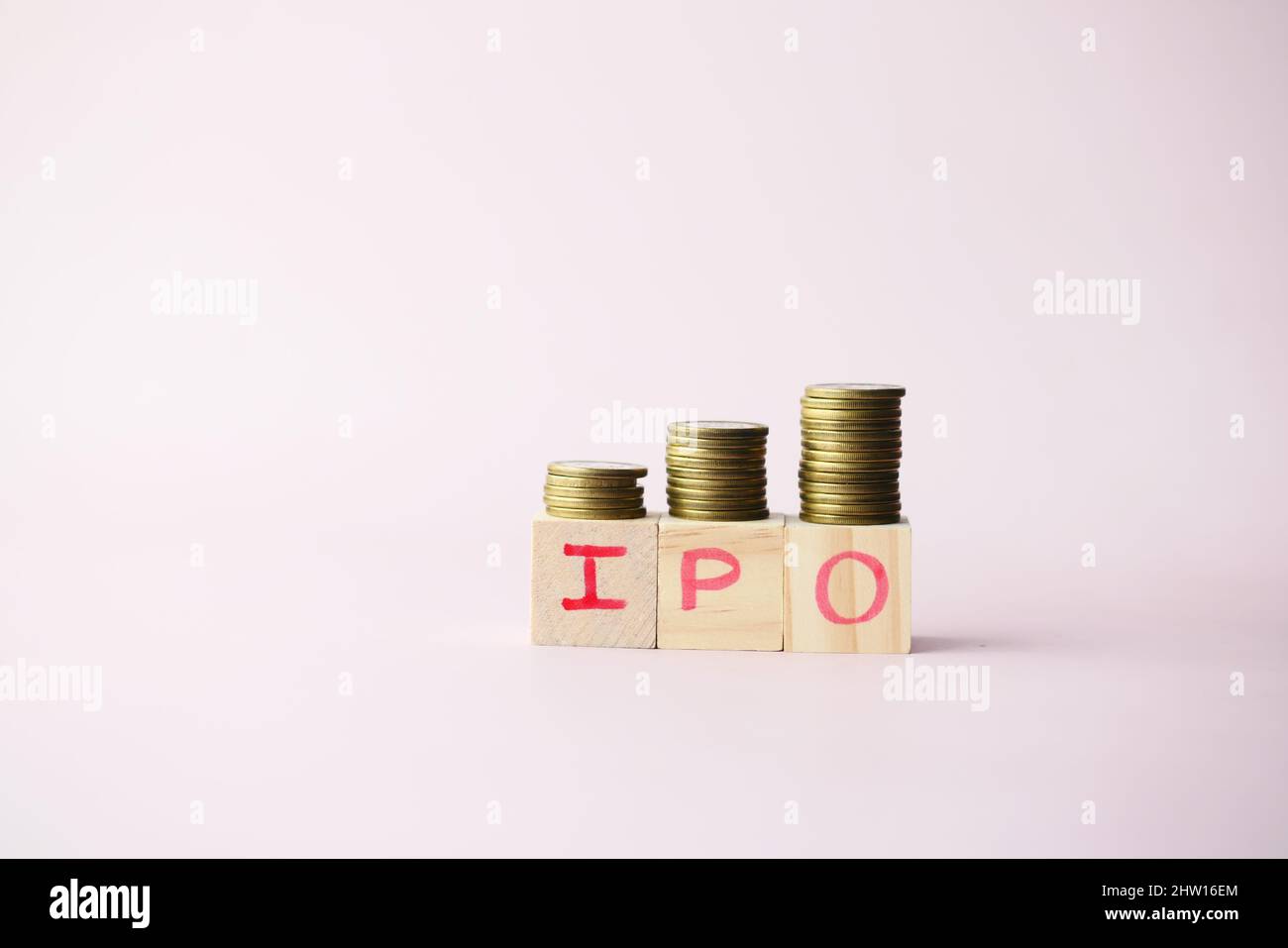 IPO-Text, anfängliches öffentliches Angebot auf Holzblock mit Münzstapel Stockfoto