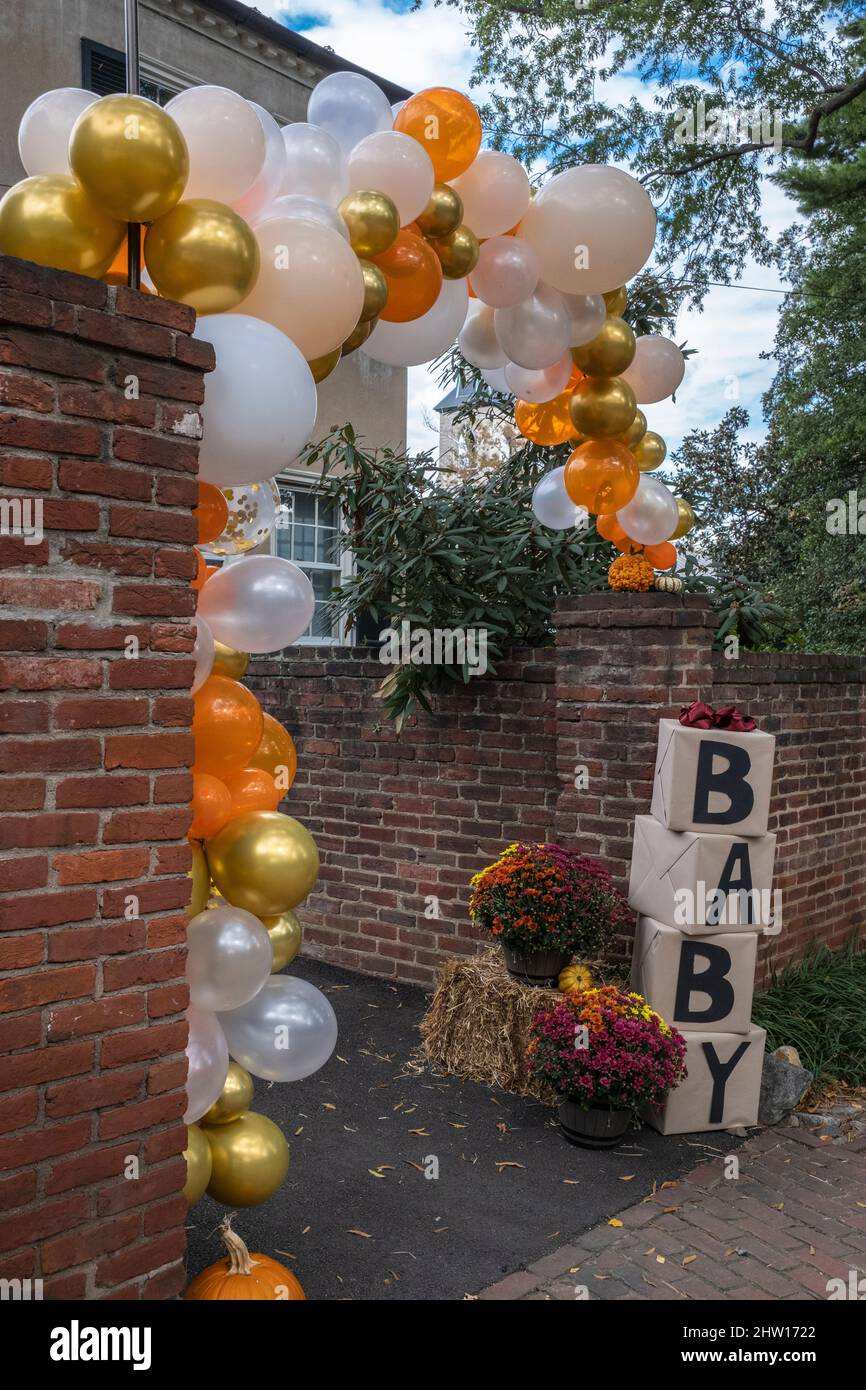 Ballons, die die Ankunft von New Baby, Old Town, Alexandria, Virginia, USA, ankündigen. Stockfoto