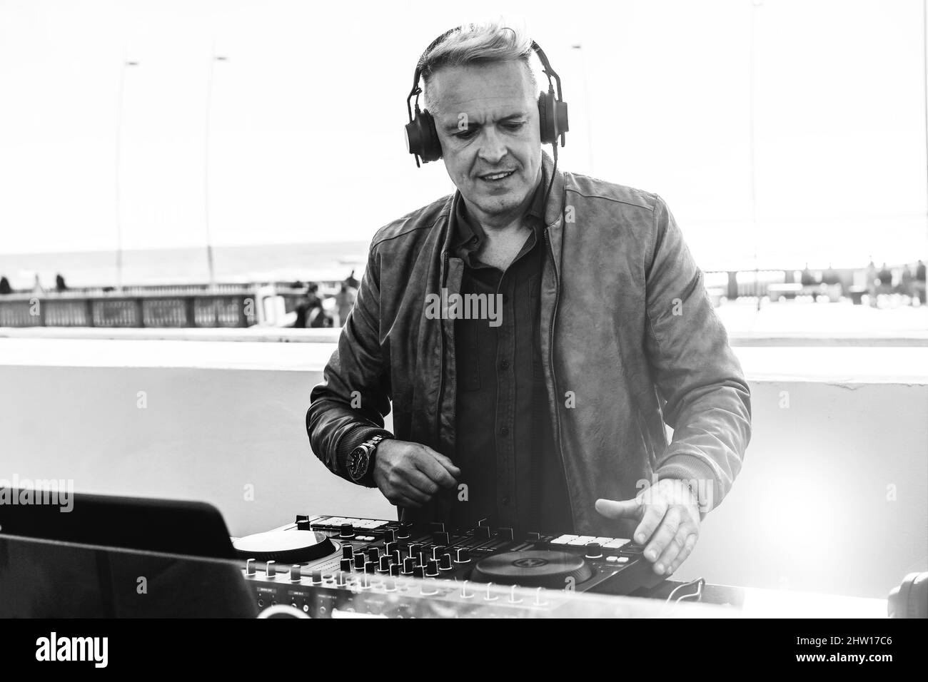 Disc Jockey spielt Musik für Touristen auf Club Party im Freien - Live-Event, Musik und Fun-Konzept - Unterhaltung und Party-Konzept Stockfoto