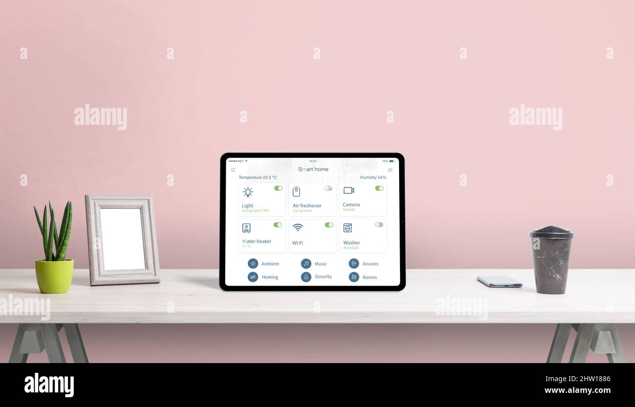 Tablet mit Smart-Home-App auf dem heimischen Schreibtisch. Konzept Home Automatisierung App mit wichtigen Home-Geräte-Steuerung Stockfoto