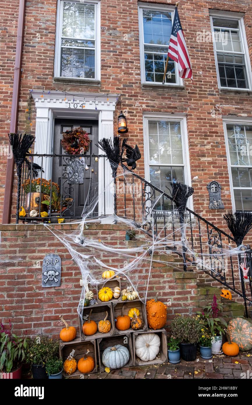 Halloween Dekorationen, Altstadt, Alexandria, Virginia, USA. Stockfoto