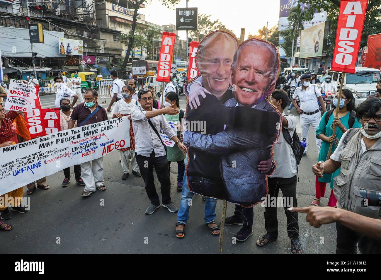 Kalkutta, Indien. 03. März 2022. Demonstranten der AIDSO (All India Democratic Students Association) halten während einer Protestkundgebung gegen den Ukraine-Russland-Krieg ein Abbild von Wladimir Putin und Joe Biden ab. Kredit: SOPA Images Limited/Alamy Live Nachrichten Stockfoto