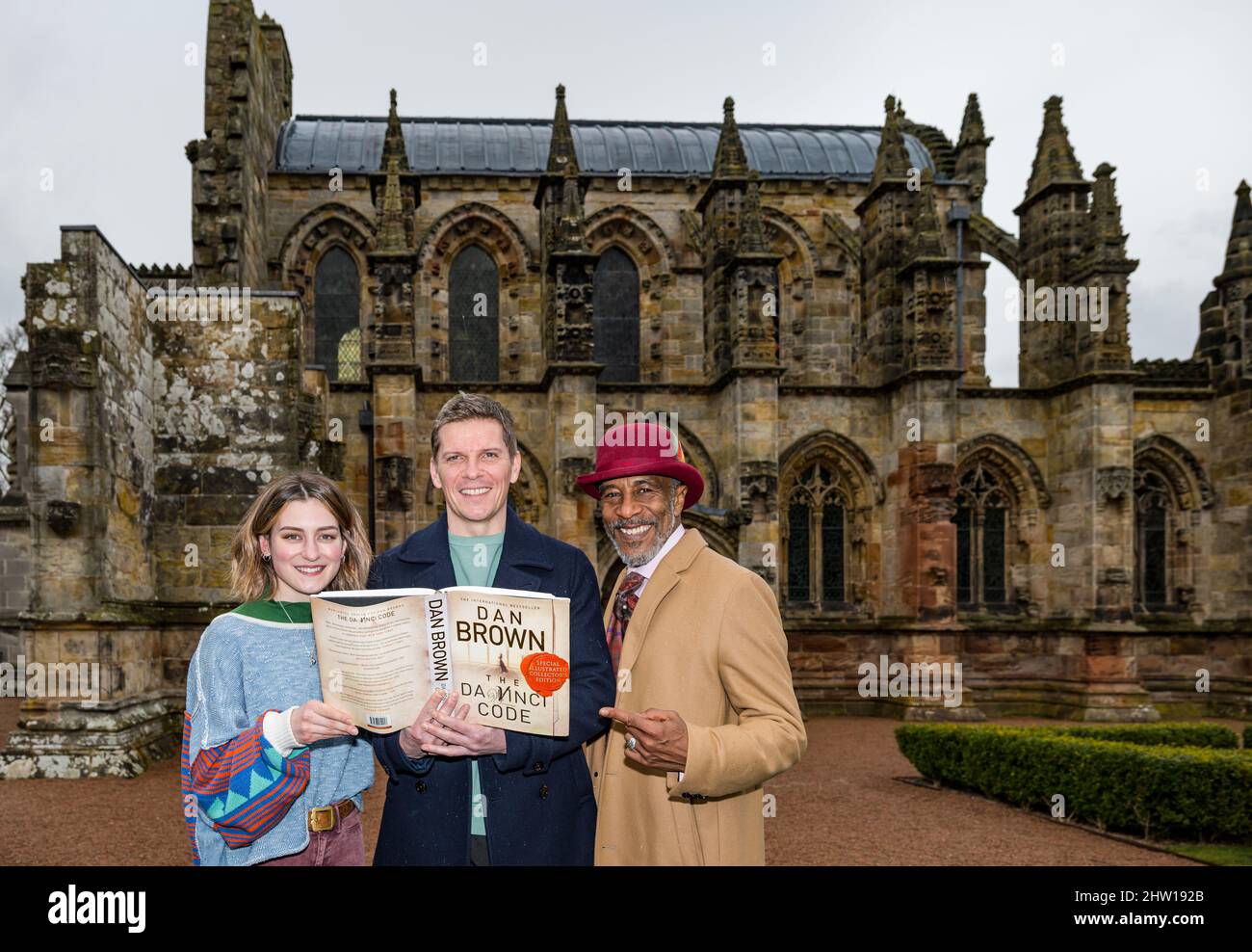 Rosslyn Chapel, Midlothian, Schottland, Vereinigtes Königreich, 03. März 2022. Das Da Vinci Code Play: Leigh Lothian, Nigel Harman (als Robert Langdon) und Danny John-Jules (Sir Leigh Teabing) besuchen den berühmten Ort der Thriller-Geschichte, bevor Rachel Wagstaff und Duncan Abel eine Bühnenanpassung mitbringen und von Luke Sheppard geleitet werden. Stockfoto