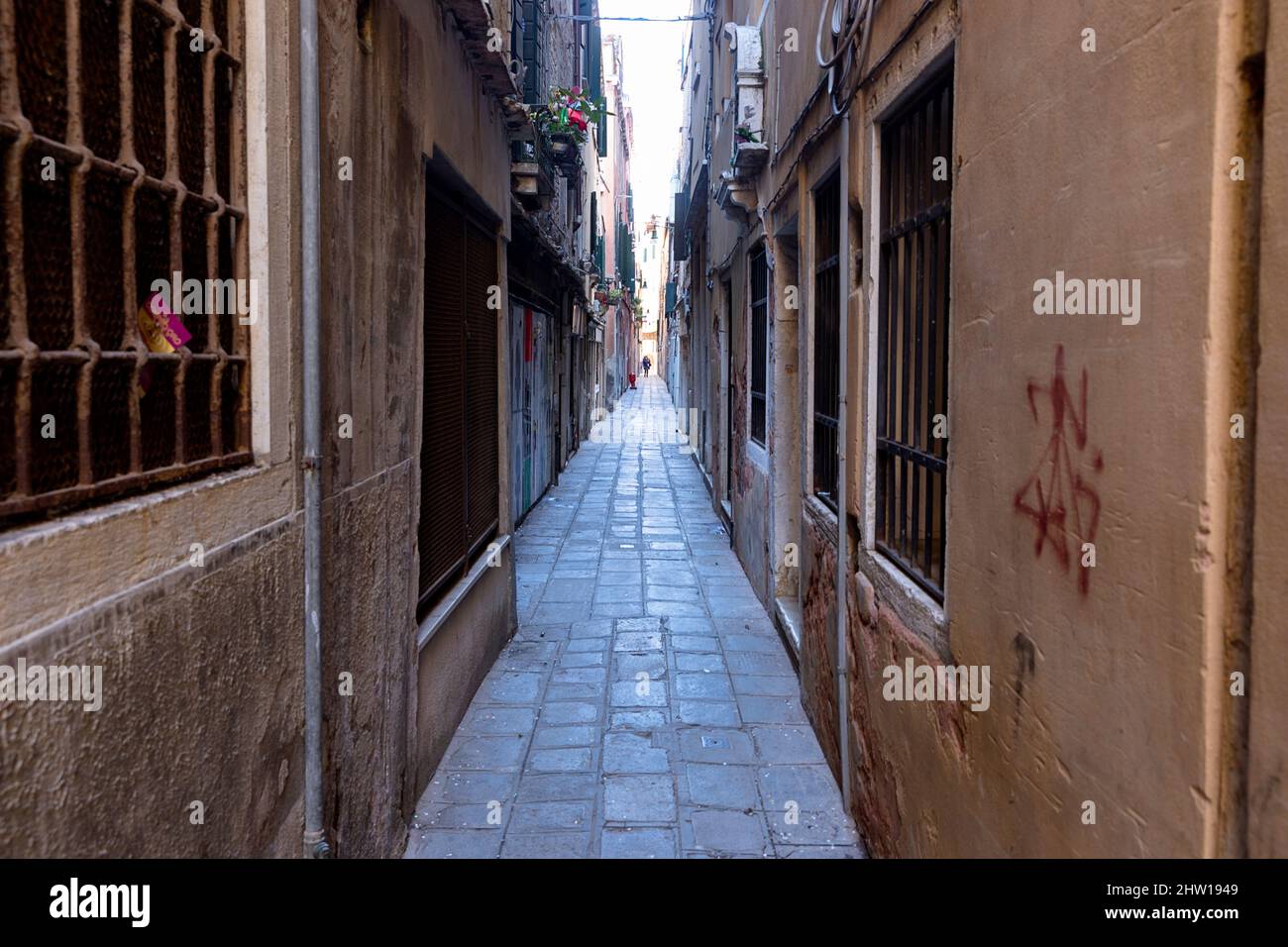 Enge Straße, Gasse in der Altstadt von Venedig mit einem Pfarrer hinten, der auf der Straße läuft, Venedig, Italien Stockfoto