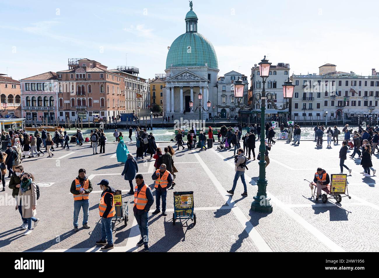 Einheimische und Touristen auf einer Straße in Venedig an einem Karnevalstag an einem schönen sonnigen Tag, Venedig, Italien Stockfoto