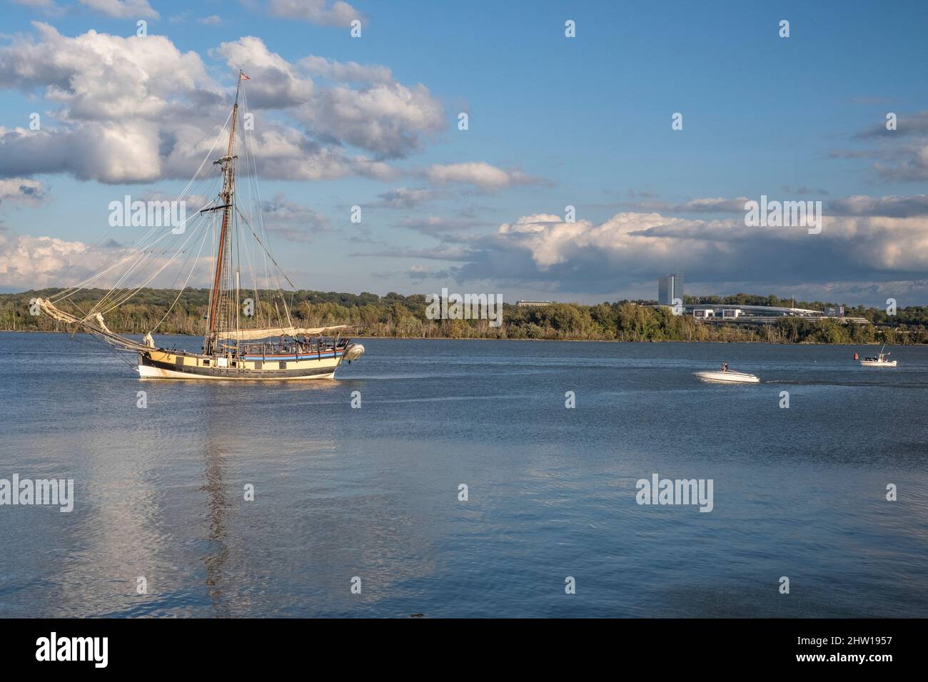 Hochschiff Providence Replica Sailing auf dem Potomac River in Alexandria, Virginia. MGM National Harbor Casino im Hintergrund. Stockfoto