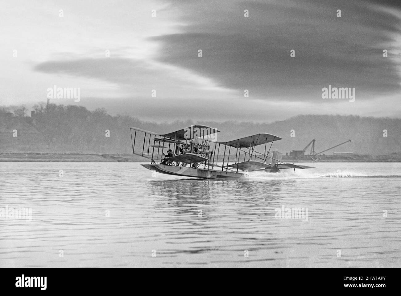 Ein Foto aus dem frühen 20.. Jahrhundert des Richardson Tandem-Doppeldecker-Wasserflugzeugs, das im April 1916 vom Potomac River, Maryland, Vereinigte Staaten von Amerika, abflog. Der Pilot ist wahrscheinlich George Alphonso Gray, der normalerweise als 'Pionier Wright Flieger' beschrieben wird. Er und seine Frau Jack waren bekannte Barnstormer. Stockfoto