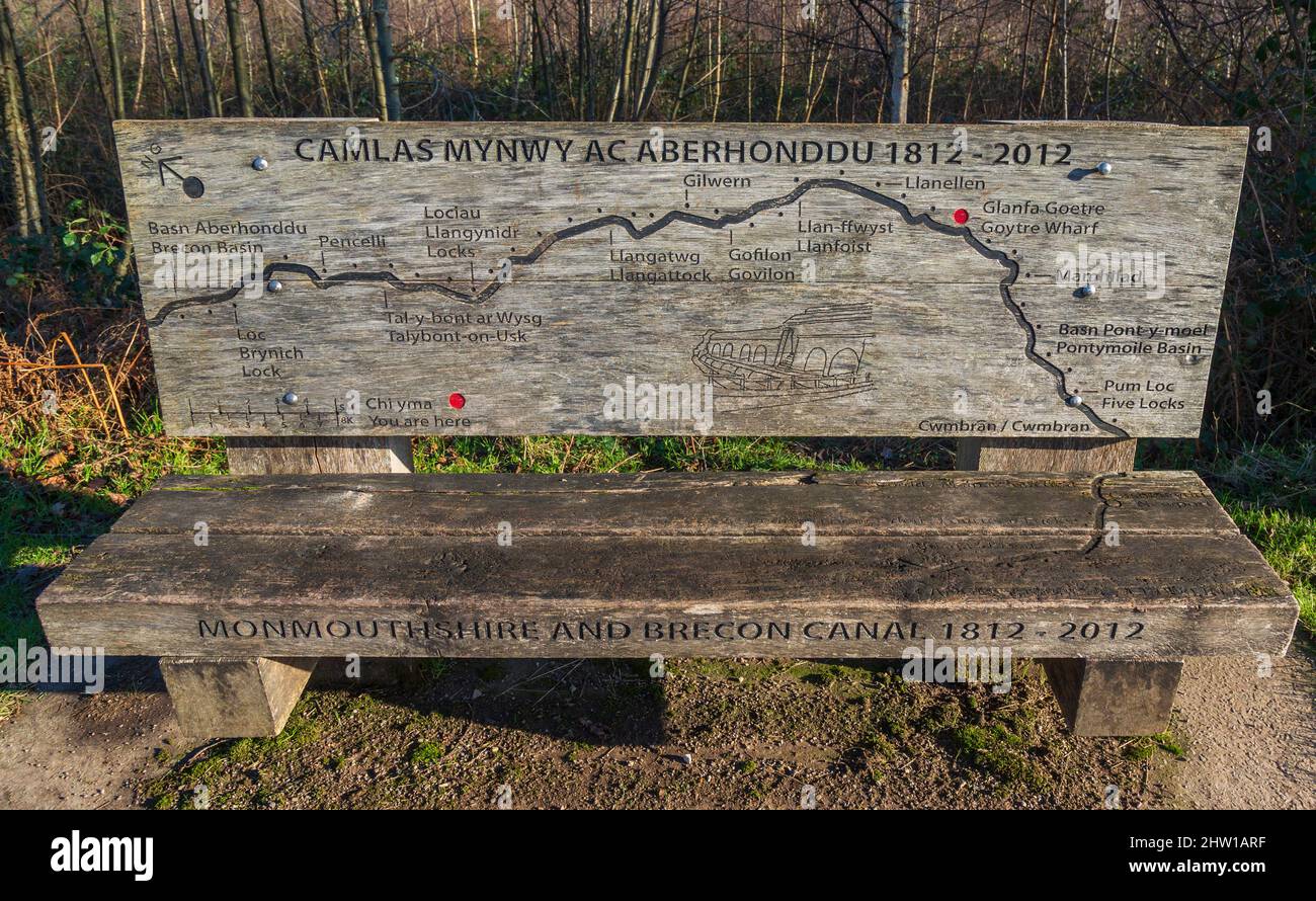 Holzbank entlang des Monmouthshire und Brecon Canal, zeigt die Route und Sehenswürdigkeiten. Stockfoto