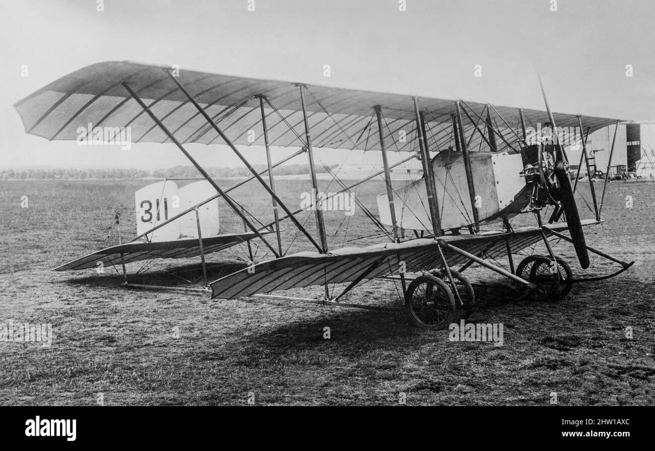 Ein Foto aus dem frühen 20.. Jahrhundert eines Caudron G.2, auf der British Army Base in Aldershot in Hampshire, England. Ein einmotoriger französischer Doppeldecker, der von Caudron gebaut wurde und im Ersten Weltkrieg als Aufklärungsflugzeug und Trainer eingesetzt wurde. Stockfoto