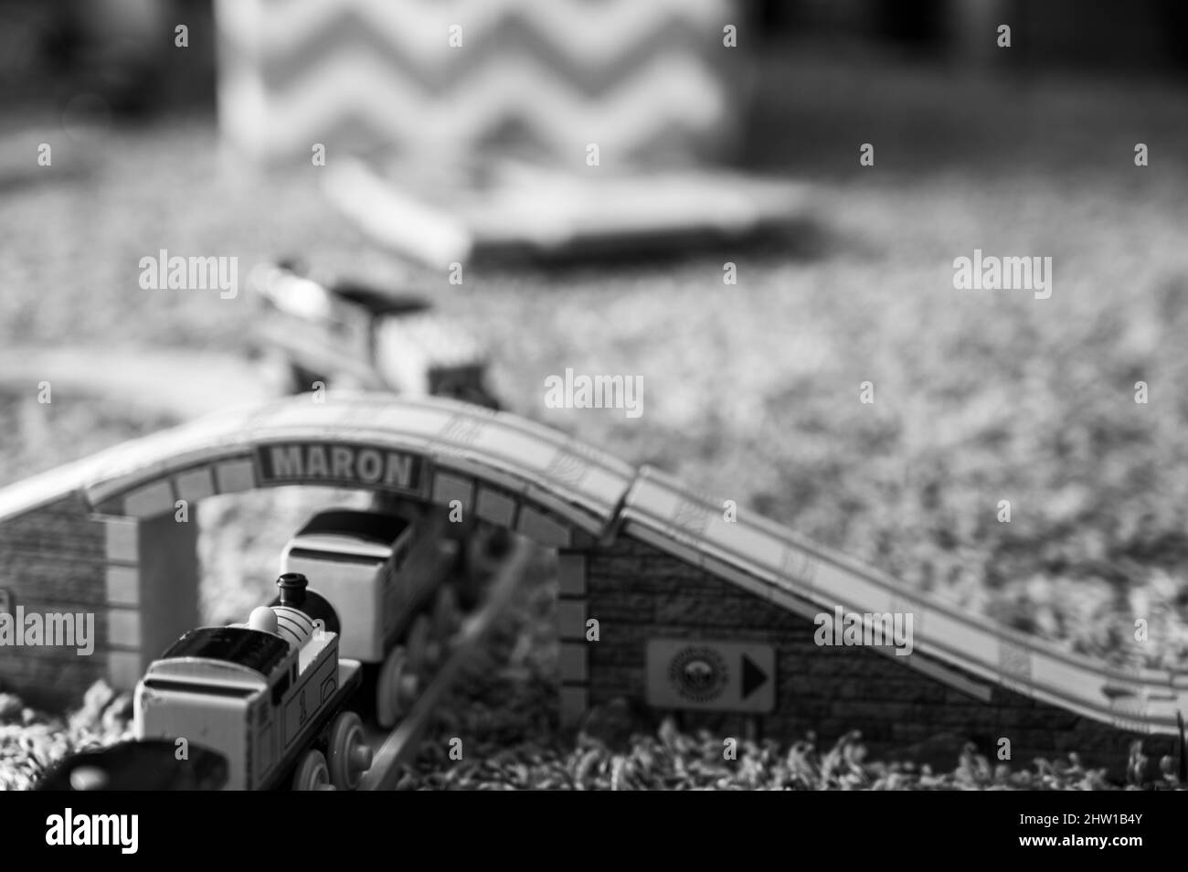 Tiffin, Iowa, USA - 3.2021: Kleiner Junge spielt mit einem Model Thomas the Train. Thomas ist ein beliebtes Spielzeug für Kinder im Eisenbahnstil. Stockfoto