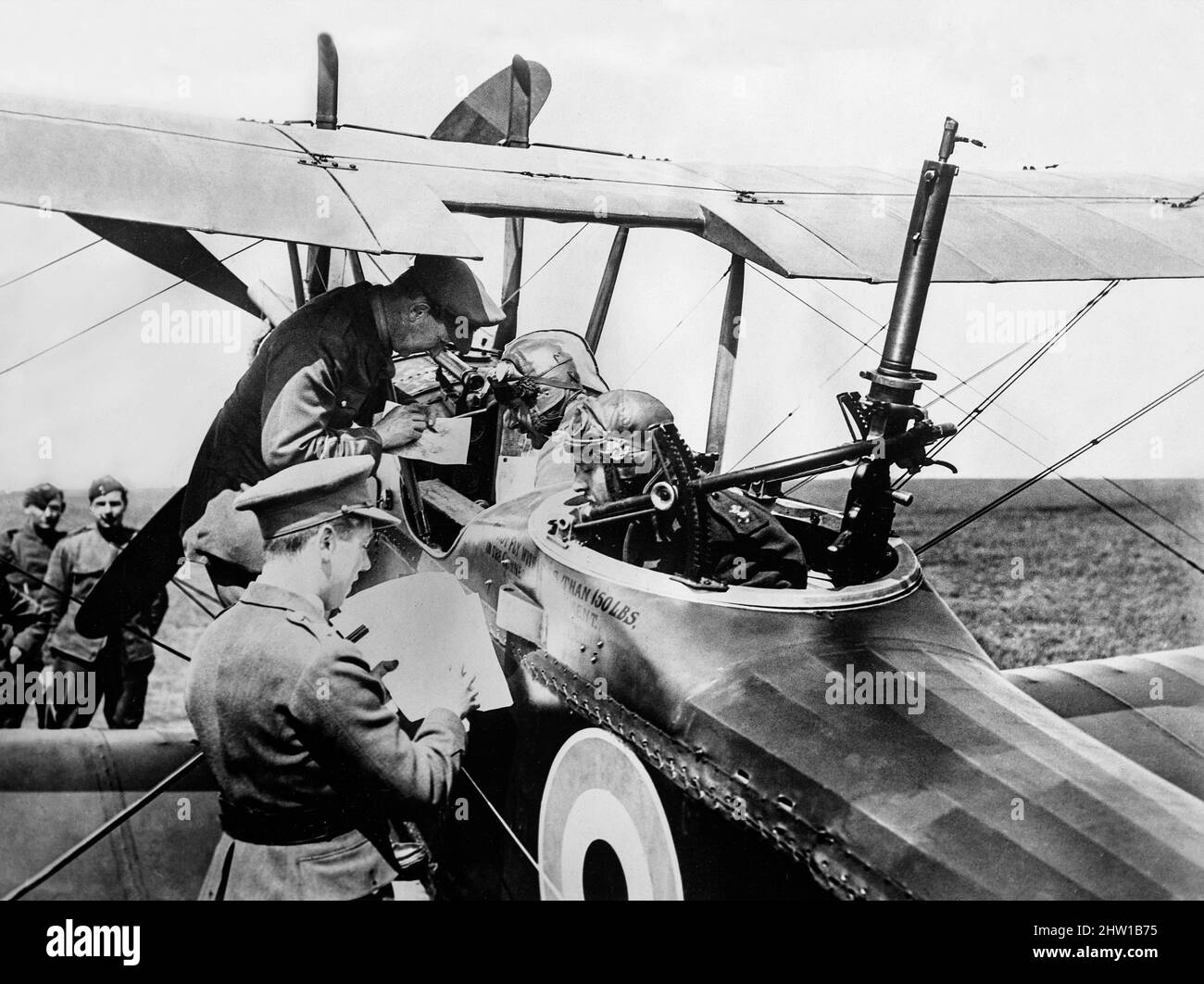 Ein Foto aus dem frühen 20.. Jahrhundert vom Piloten und Beobachter einer Royal Aircraft Factory R.E.8 Doppeldecker der Squadron Nr. 59, der Anweisungen von Major Charles Jospeh Mackay erhielt, bevor er vom Vert-Galland Aerodrome, Frankreich, abflog, 15. Mai 1918. Stockfoto