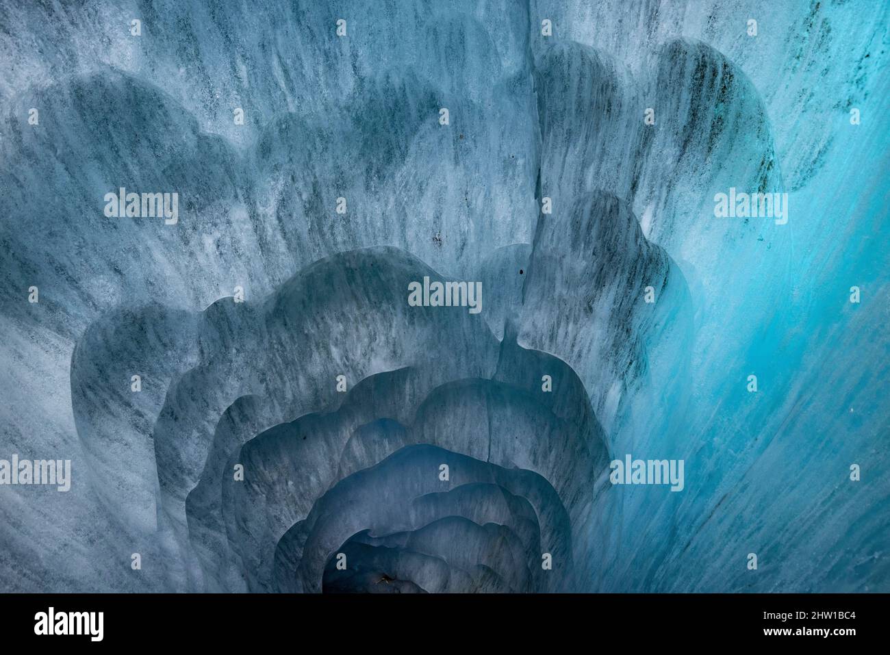 Frankreich, Haute-Savoie (74), Chamonix-Mont-Blanc, Mer de Glace Höhle, Montenvers,Eingang zur Eishöhle, das Alter des Eises, in dem die Höhle gegraben wird, ist etwa 300 Jahre alt, das hier gesehene stammt aus der Erstbesteigung des Mont-Blanc (1786), Die in diesem Eis sichtbaren Blasen fangen die Luft jener Zeit ein, Stockfoto