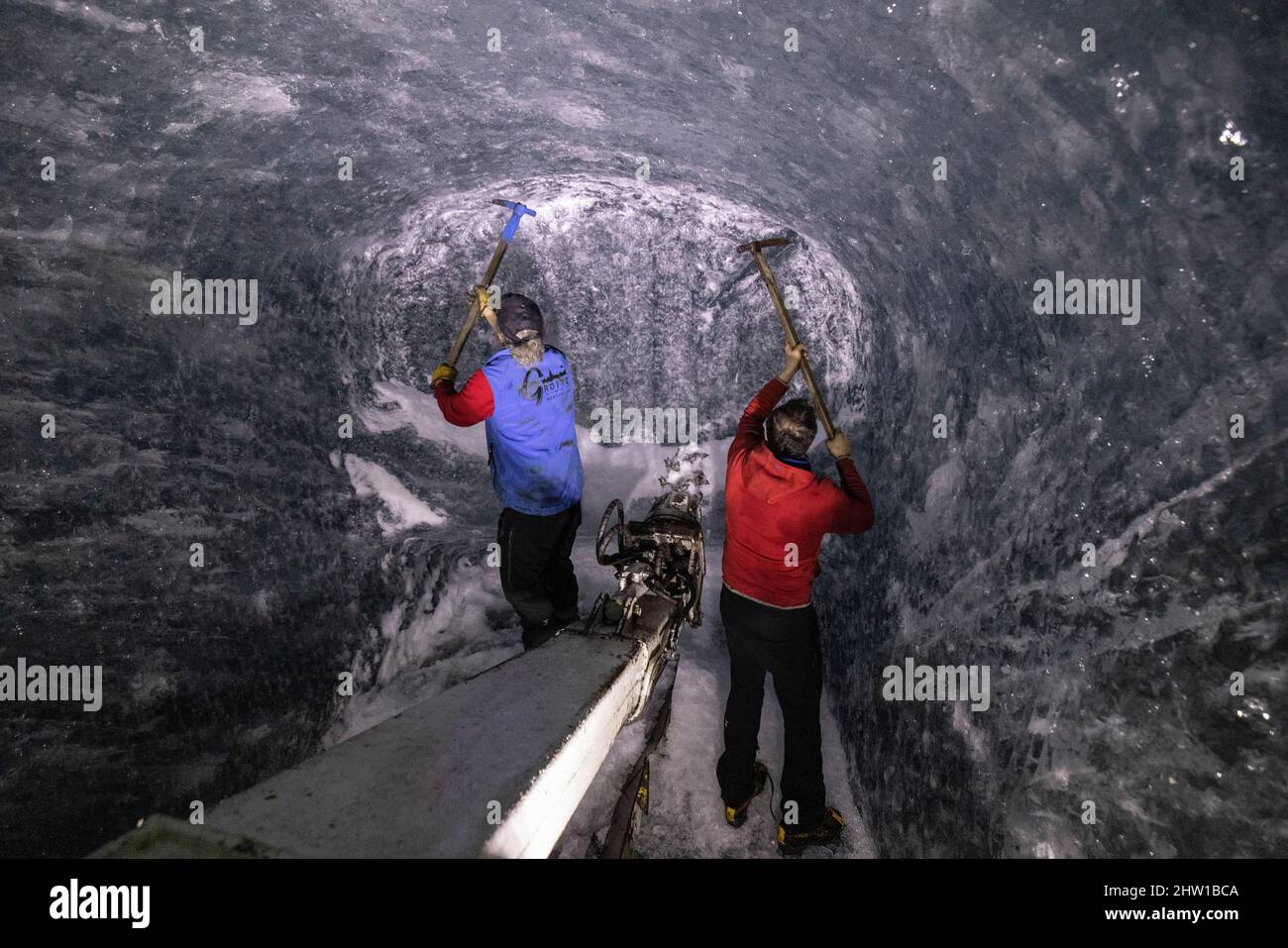 Frankreich, Haute-Savoie (74), Chamonix-Mont-Blanc, Mer de Glace Höhle, Montenvers, Graben der neuen Höhle, zwischen den Rundfahrten des Trolleys, Jacques und S?bastien passen die Form der Galerie mit einer Spitzhacke an, Stockfoto