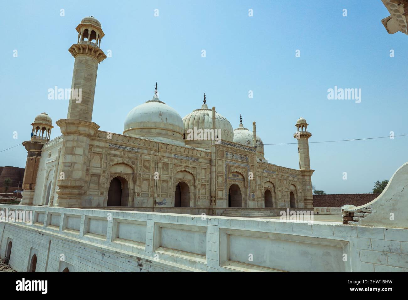 Abbasi Jamia Masjid Qila Moschee erbaut von Nawab Bahawal Khan in der Nähe des Derawar Fort in Yazman Tehsil, innerhalb der Cholistan Wüste in Bahawalpur, Pakistan Stockfoto