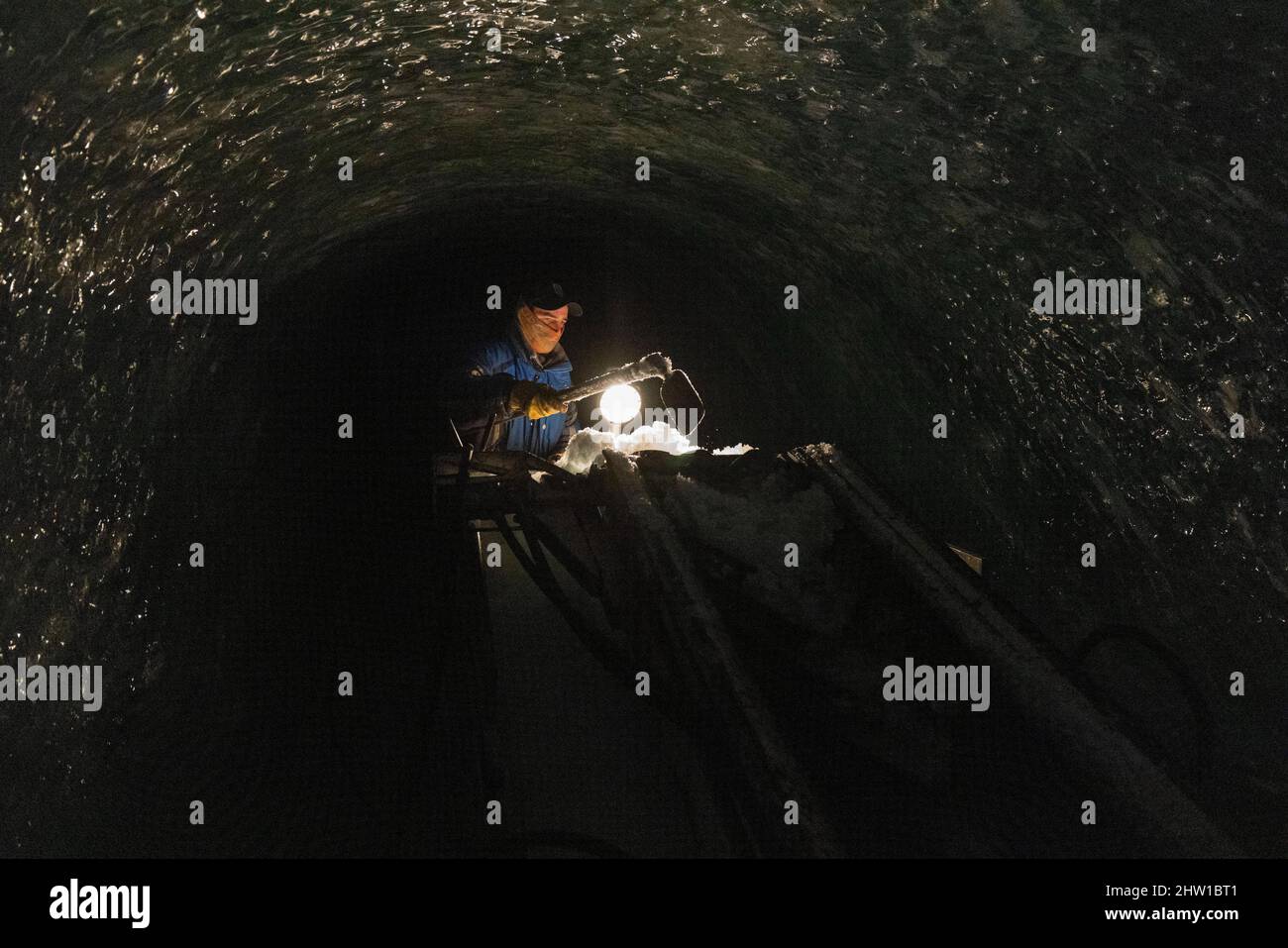 Frankreich, Haute-Savoie (74), Chamonix-Mont-Blanc, Mer de Glace Cave, Montenvers, Graben der neuen Höhle, das Eis wird auf einem kleinen Förderband zum Waggonnetz evakuiert, das es nach draußen evakuiert, Stockfoto