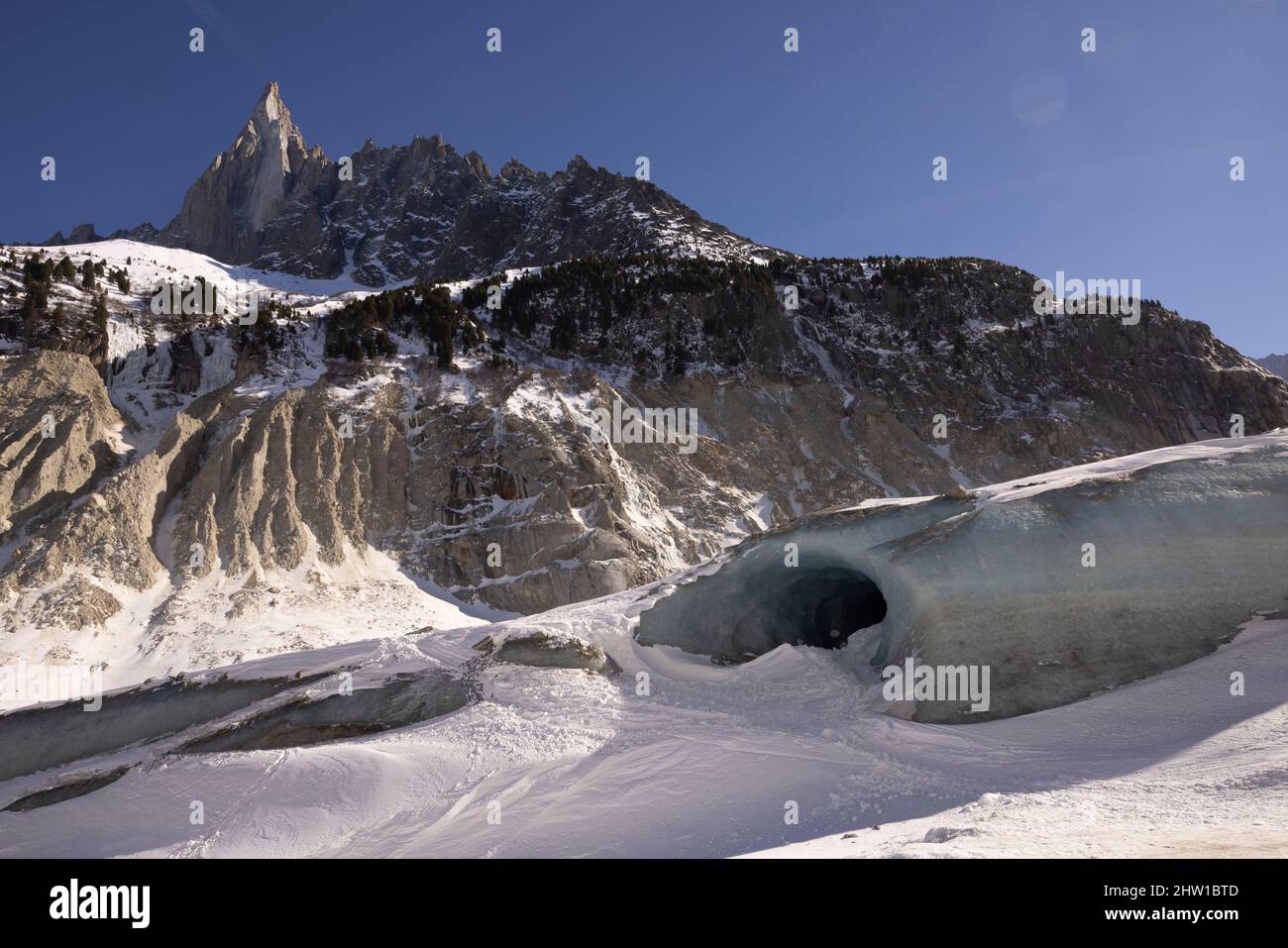 Frankreich, Haute-Savoie (74), Chamonix-Mont-Blanc, Montenvers, Mer de Glace, Oberhalb der Höhle kommen Skifahrer vom Vall?e Blanche an, die Strecke variiert je nach den Bedingungen, manchmal müssen Sie Ihre Skier abheben, um die Treppe zurück zur Gondel zu nehmen (580 Stufen!) Sie können den Eingang der Höhle vom letzten Jahr sehen, Stockfoto