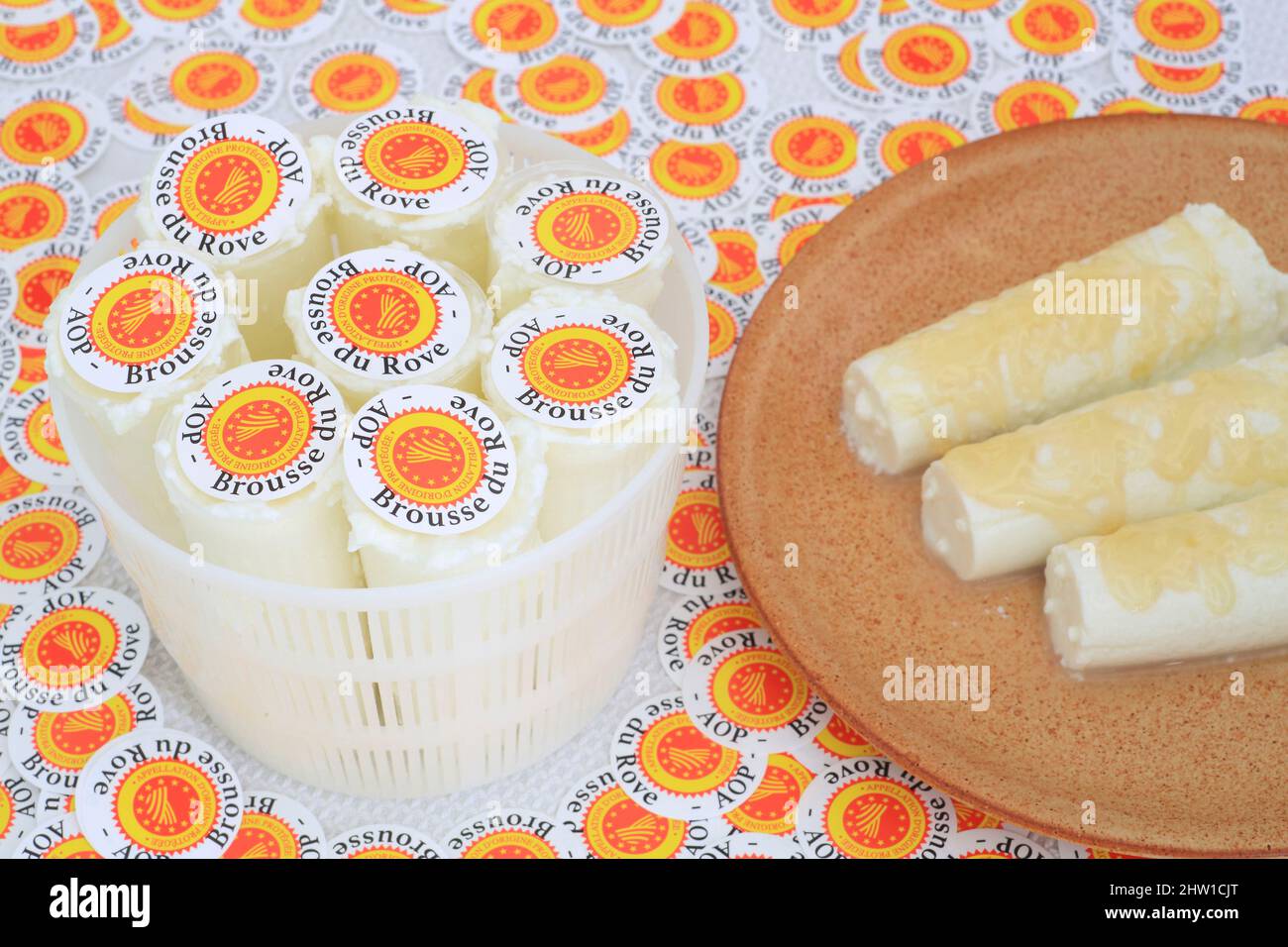 Frankreich, Bouches du Rhone, Le Rove, Brousse du Rove (AOP), frischer Käse aus roher Ziegenmilch (nur Rove), hier Version mit Honig Stockfoto