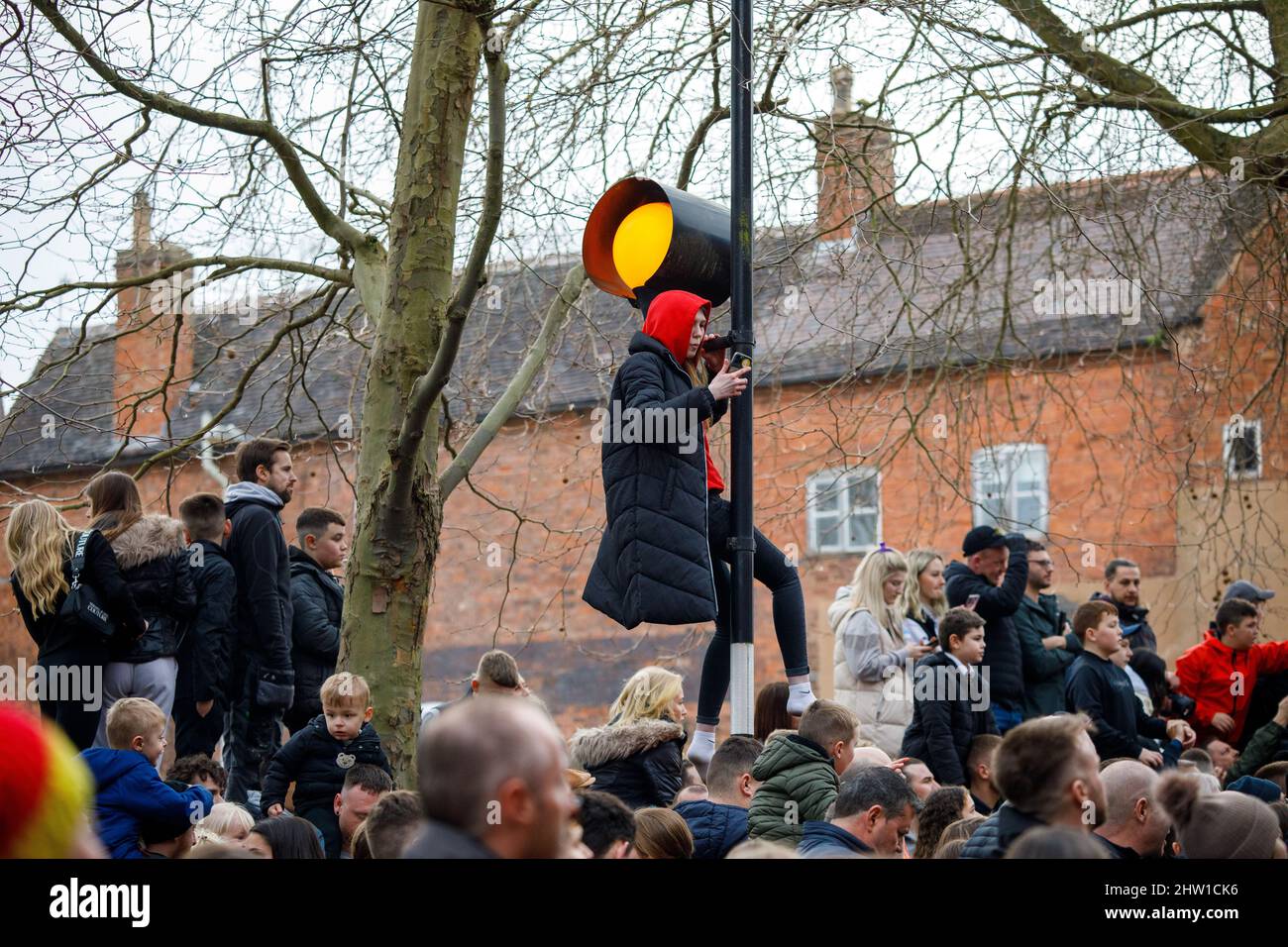 Das historische Atherstone Ball Game. Gespielt nach einem Jahr Absenz im Jahr 2022 wegen einer Pause für Covid. Das Atherstone Ball Game ist ein „mittelalterliches Fußballspiel“, das jährlich am Faschingsdienstag in der englischen Stadt Atherstone gespielt wird. Abgebildet sind Szenen am Ende des Spiels, wenn der Ball gehalten wird. Mit 5pm Klang das Klaxon und wer den Ball hält, ist der Gewinner. Stockfoto