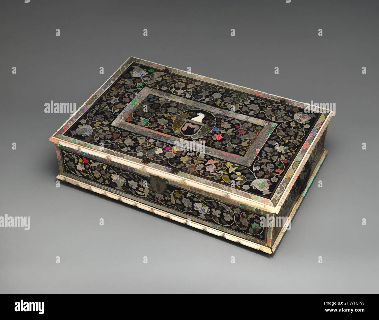 Kunst inspiriert von Casket, ca. 1760–65, indisch, Vizagapatam, Hartholz (Teak?), Ebenholz und Elfenbein mit Gravur, Schildpatt; Spiegelglas; silberne Hardware; Messingfüße; Eisenschloss, insgesamt (bestätigt): 5 1/4 × 20 5/8 × 14 Zoll (13,3 × 52,4 × 35,6 cm), Natural Substances-Ivory, basierend auf einem europäischen, klassischen Werk, das von Artotop mit einem Schuss Moderne modernisiert wurde. Formen, Farbe und Wert, auffällige visuelle Wirkung auf Kunst. Emotionen durch Freiheit von Kunstwerken auf zeitgemäße Weise. Eine zeitlose Botschaft, die eine wild kreative neue Richtung verfolgt. Künstler, die sich dem digitalen Medium zuwenden und die Artotop NFT erschaffen Stockfoto