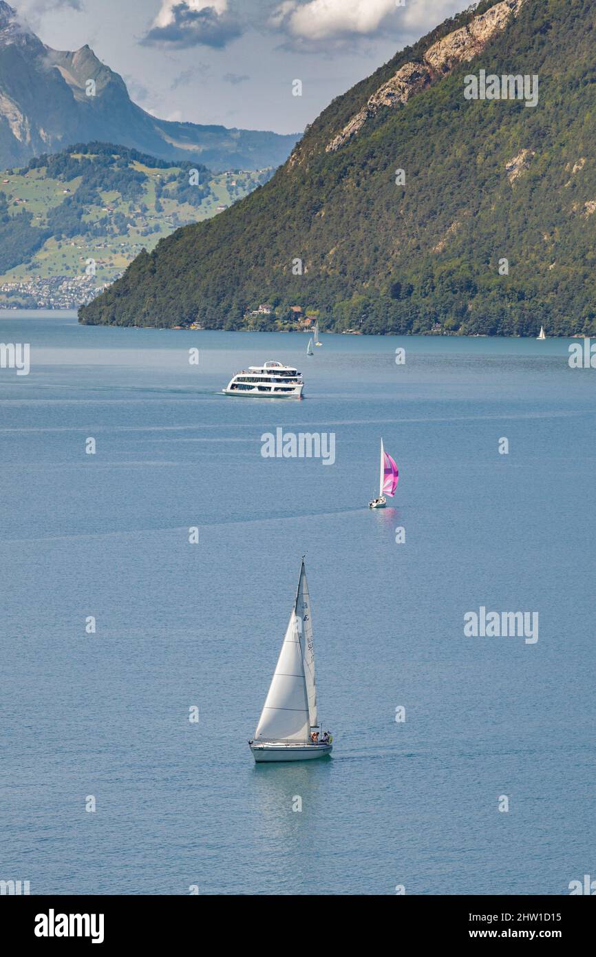 Die Schweiz, der Kanton Schwyz, Brunnen, der Lac des Quatre-Cantons, auch Vierwaldstättersee genannt, segeln Segel- und Touristenboote am Fuße der Berge Stockfoto