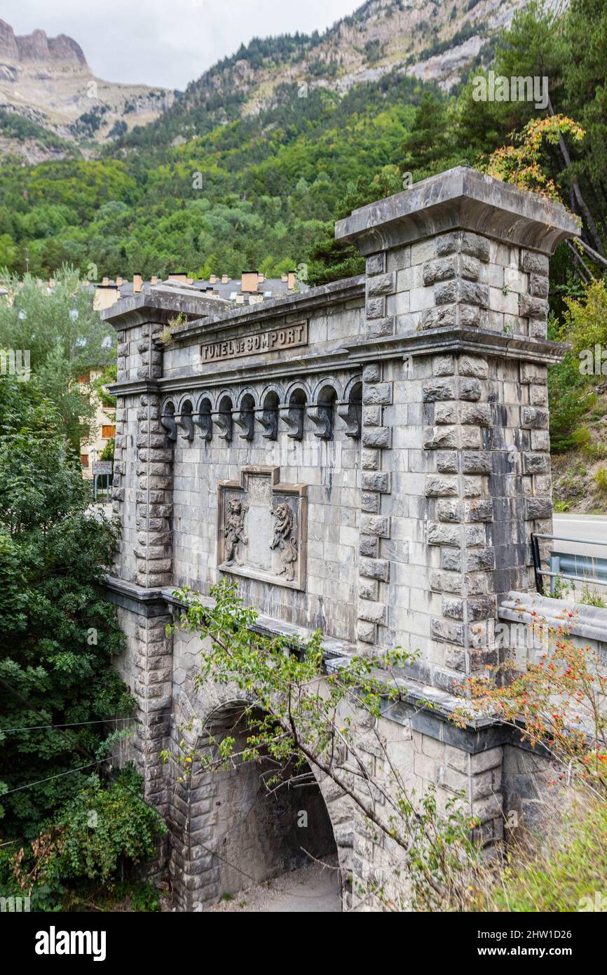 Spanien, Aragon, Huesca, Canfranc, Internationaler Bahnhof (1200 m Höhe), spanischer Seiteneingang des Somport-Tunnels, als historisches Monument gelistet, Flachrelief mit den beiden Löwen, im juli 2019 vom Adler des Heiligen Johannes, Symbol Spaniens unter Franco, beraubt Stockfoto