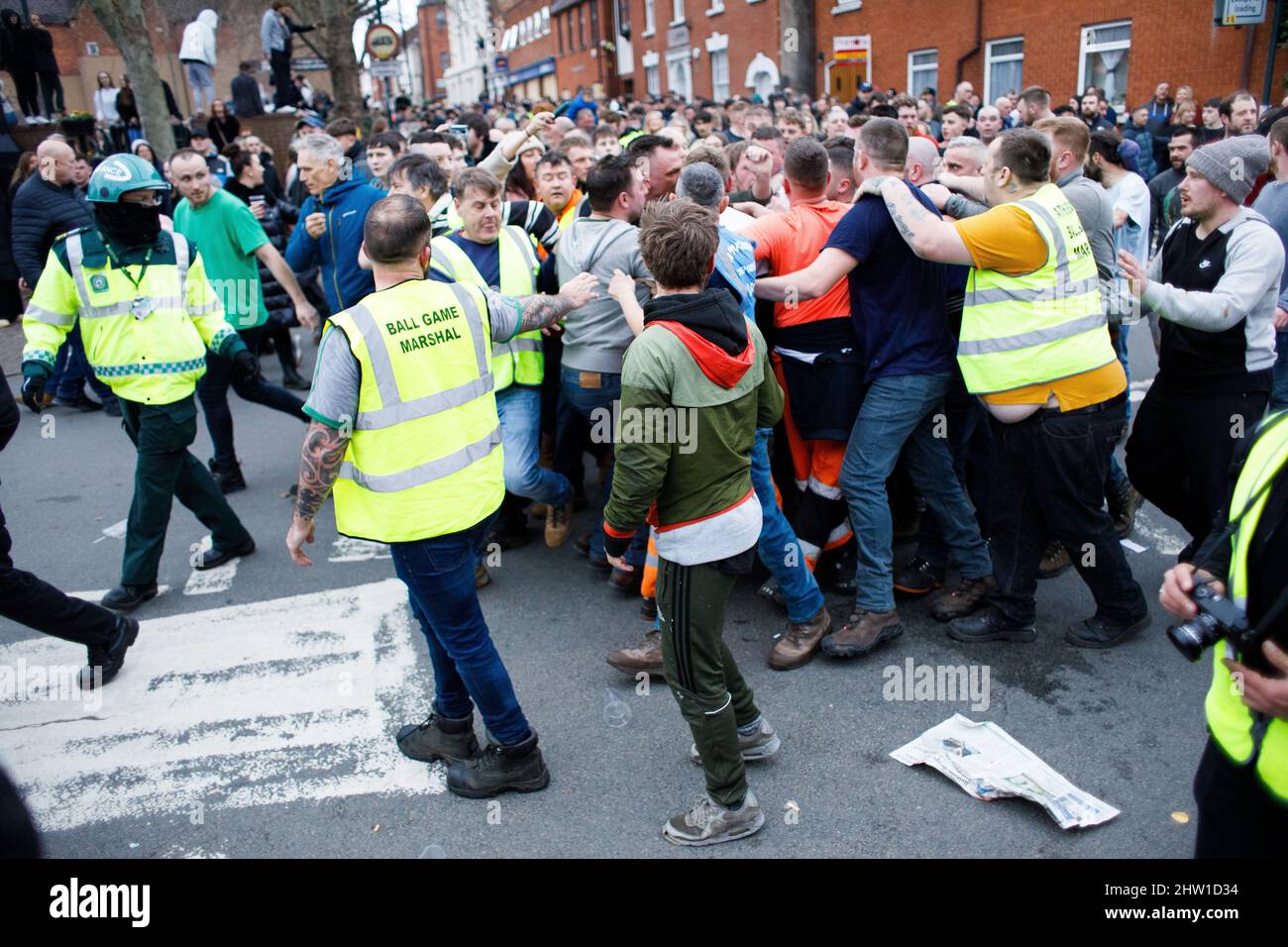 Das historische Atherstone Ball Game. Gespielt nach einem Jahr Absenz im Jahr 2022 wegen einer Pause für Covid. Das Atherstone Ball Game ist ein „mittelalterliches Fußballspiel“, das jährlich am Faschingsdienstag in der englischen Stadt Atherstone gespielt wird. Abgebildet sind Szenen am Ende des Spiels, wenn der Ball gehalten wird. Mit 5pm Klang das Klaxon und wer den Ball hält, ist der Gewinner. Stockfoto