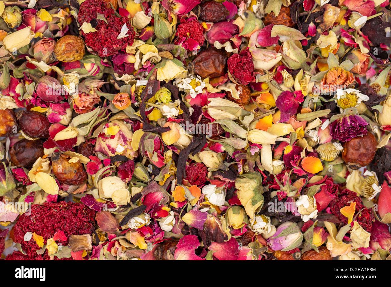 Ich liebe Kräutertee. Kräutertee aus nächster Nähe. Kräutertee, zubereitet mit Budenrose, Hibiskus, Granatapfelblüte, Kamille, getrockneten Hagebuttenpartikeln. Stockfoto