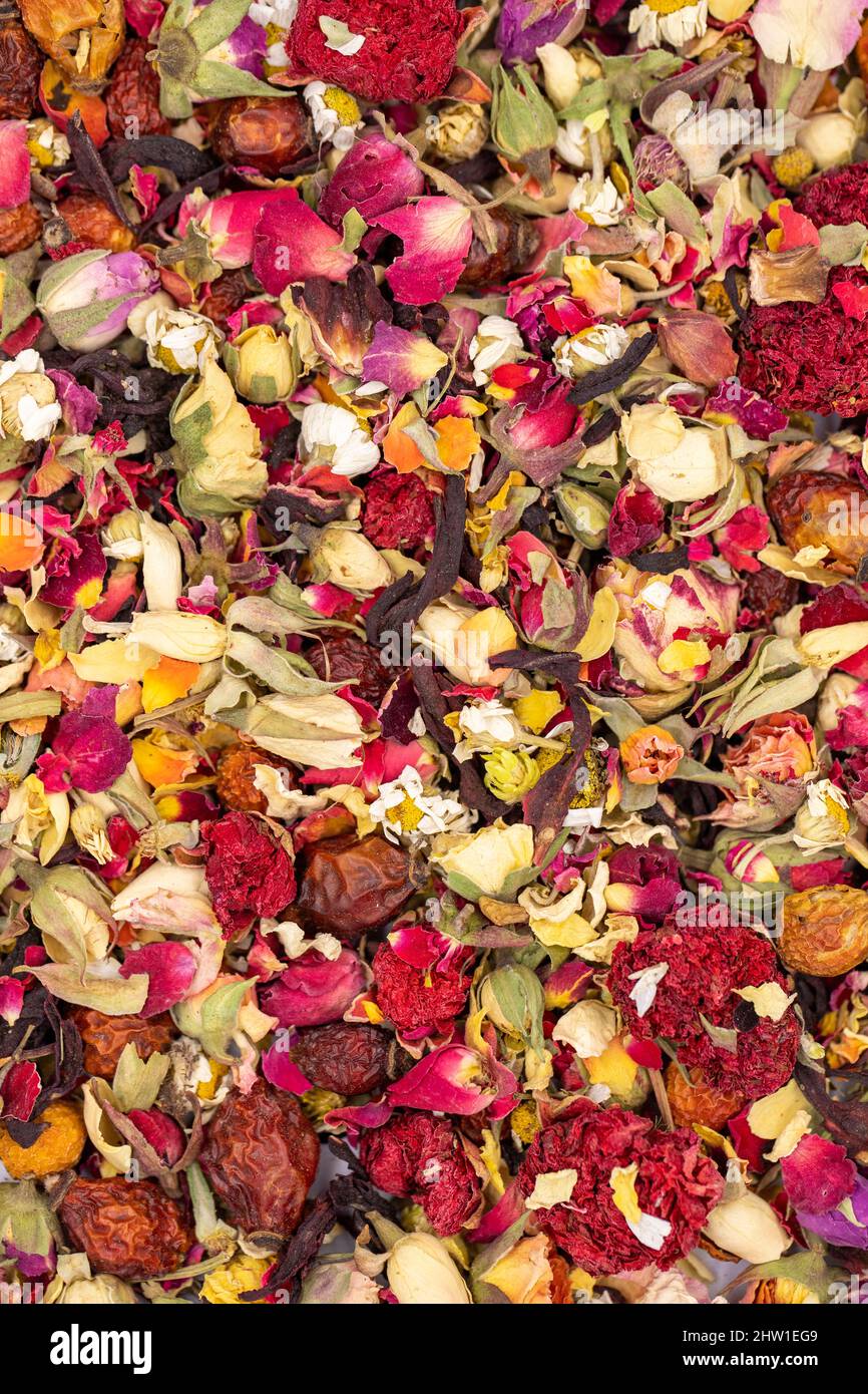 Ich liebe Kräutertee. Kräutertee aus nächster Nähe. Kräutertee, zubereitet mit Budenrose, Hibiskus, Granatapfelblüte, Kamille, getrockneten Hagebuttenpartikeln. Stockfoto