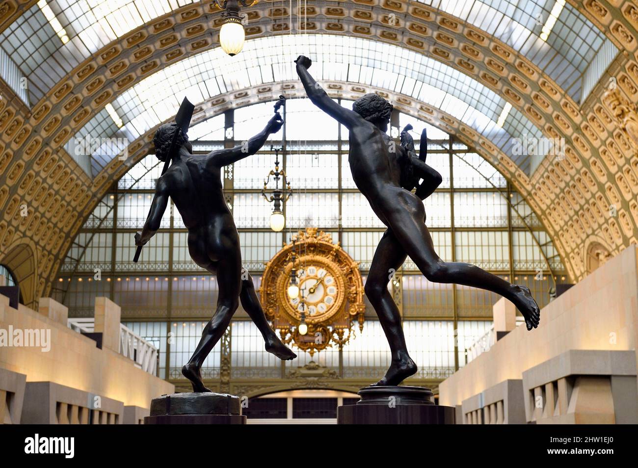 Frankreich, Paris, Museum Orsay, Skulptur Ein Fund in Pompei (1863) von Hippolyte Moulin links und Skulptur Victor in Cockfight (1864) von Alexandre Falgui?re rechts Stockfoto