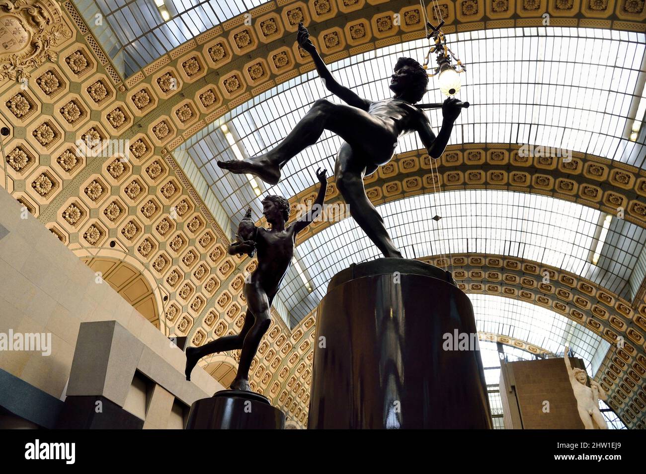 Frankreich, Paris, Museum Orsay, Skulptur Sieger in Cockfight (1864) von Alexandre Falgui?re links und Skulptur A Find in Pompei (1863) von Hippolyte Moulin rechts Stockfoto