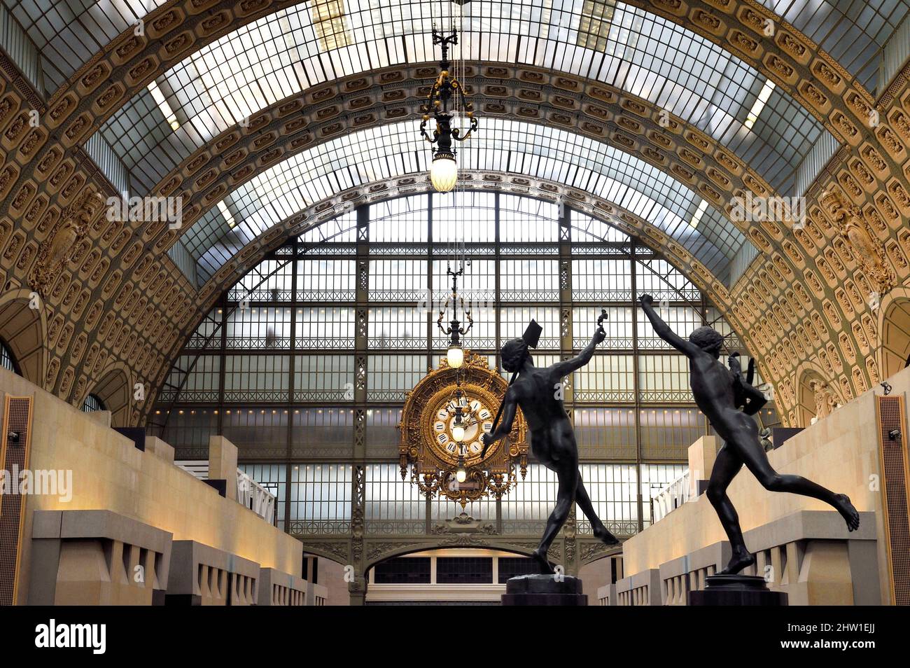 Frankreich, Paris, Museum Orsay, Skulptur Ein Fund in Pompei (1863) von Hippolyte Moulin links und Skulptur Victor in Cockfight (1864) von Alexandre Falgui?re rechts Stockfoto