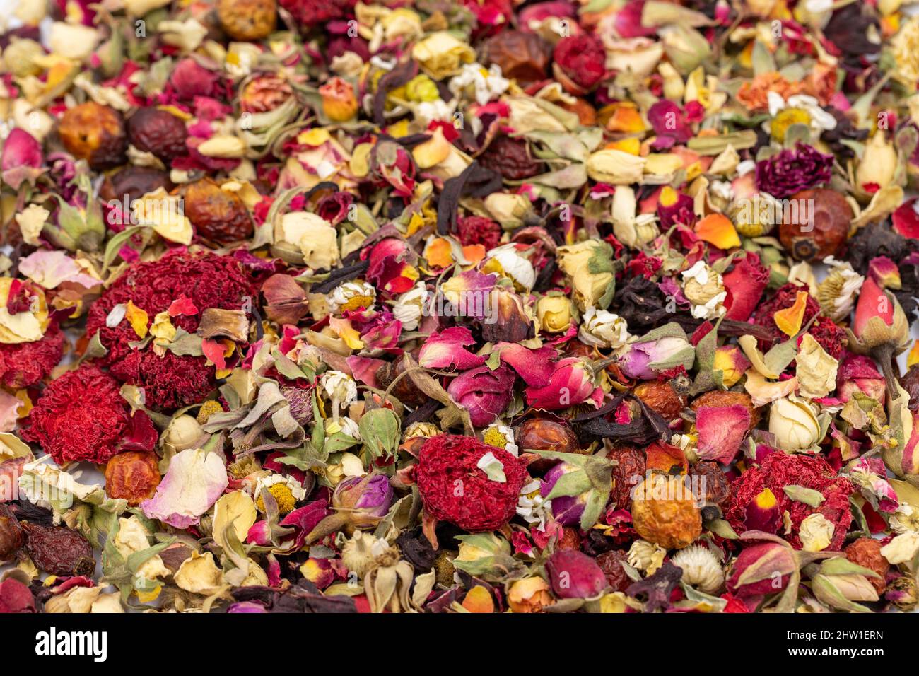 Ich liebe Kräutertee. Kräutertee aus nächster Nähe. Kräutertee, zubereitet mit Budenrose, Hibiskus, Granatapfelblüte, Kamille, getrockneten Hagebuttenpartikeln. Stockfoto