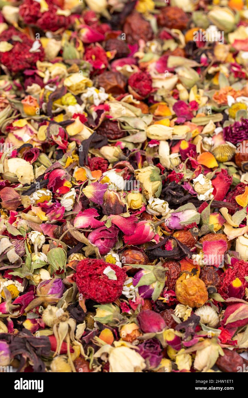 Ich liebe Kräutertee. Kräutertee aus nächster Nähe. Kräutertee, zubereitet mit Budenrose, Hibiskus, Granatapfelblüte, Kamille, getrockneten Hagebuttenpartikeln. Stockfoto