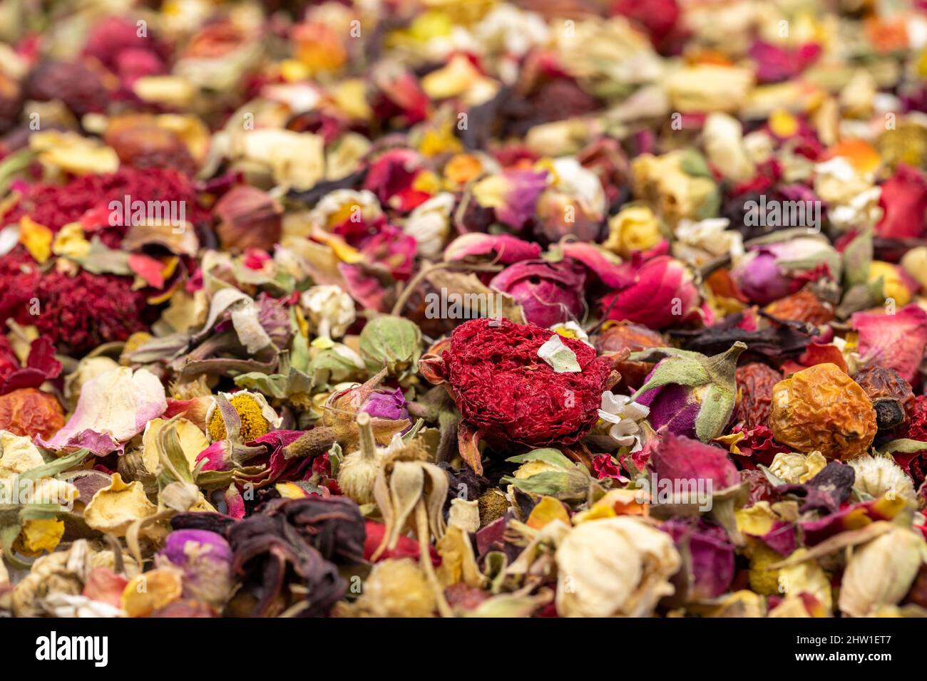 Ich liebe Kräutertee. Kräutertee aus nächster Nähe. Kräutertee, zubereitet mit Budenrose, Hibiskus, Granatapfelblüte, Kamille, getrockneten Hagebuttenpartikeln. Stockfoto