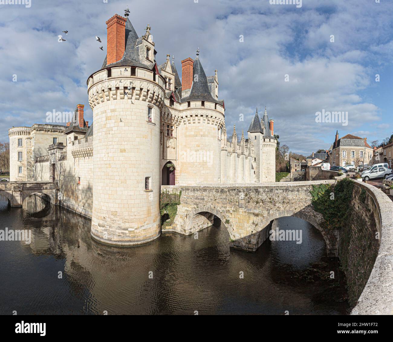 Frankreich, Vienne, Grand Poitiers, Dissay, mittelalterliche Burg, die zu einem Hotel-Spa und Gourmet-Restaurant saniert wurde, Blick auf den mittelalterlichen Graben, die Brücke, die runden Türme und die Zinnen Stockfoto