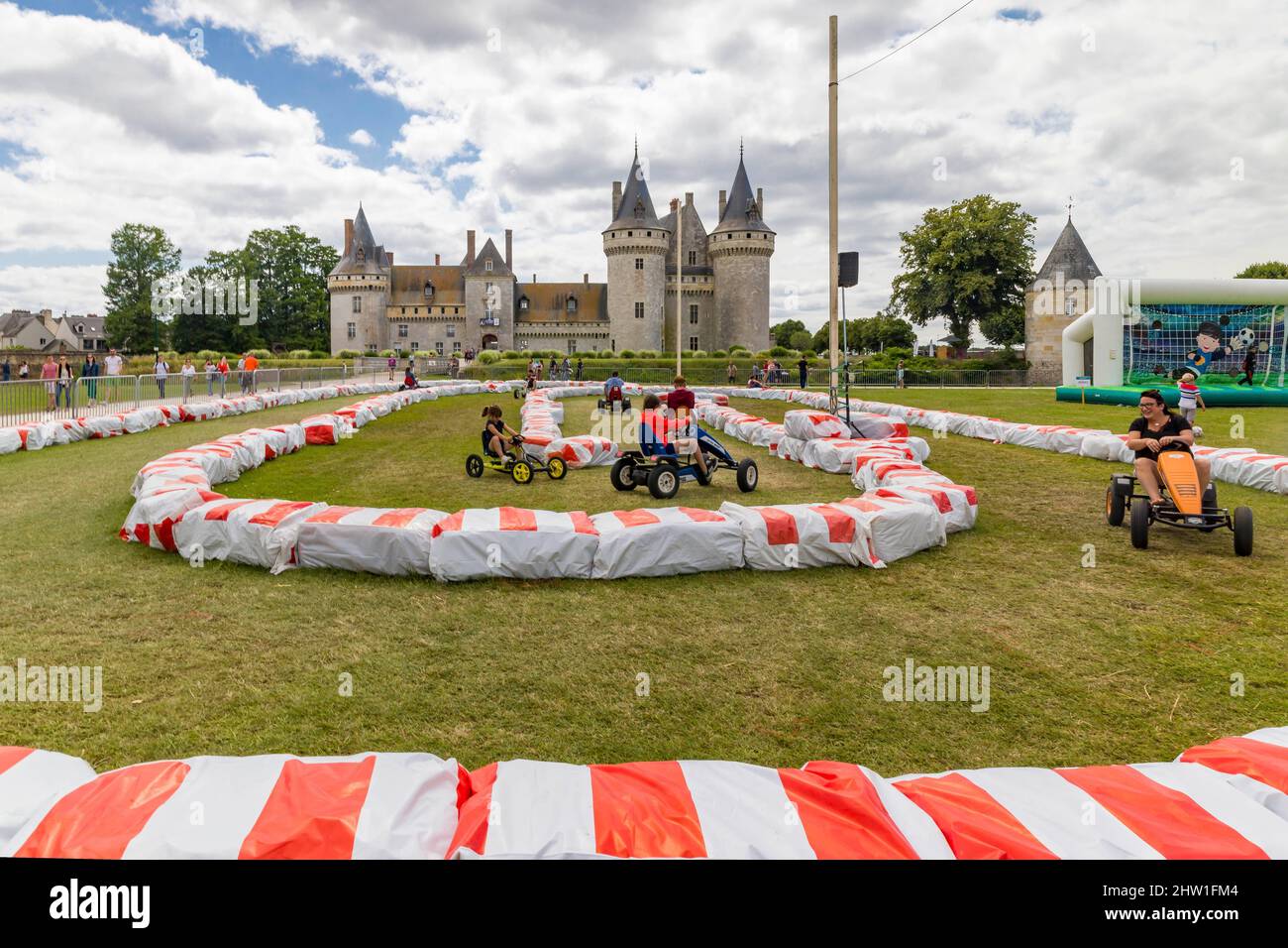 Frankreich, Loiret (45), Loire-Tal, das von der UNESCO zum Weltkulturerbe erklärt wurde, Sully-sur-Loire, Kart-Rennen während einer Party am Fuße des Schlosses Stockfoto