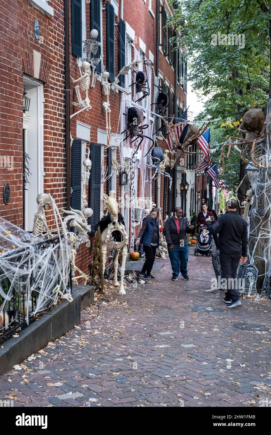 Straßenszene mit Halloween-Dekorationen, Altstadt, Alexandria, Virginia, USA. Stockfoto