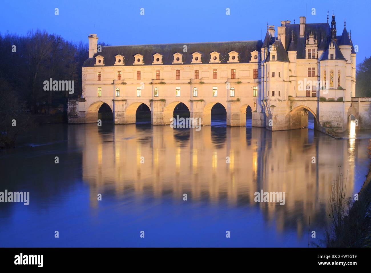 Frankreich, Indre et Loire, Touraine, Loire-Tal UNESCO-Weltkulturerbe, Chateaux de la Loire, Chenonceaux, Schloss Chenonceau, das bei Einbruch der Dunkelheit am Fluss Cher erbaut wurde Stockfoto