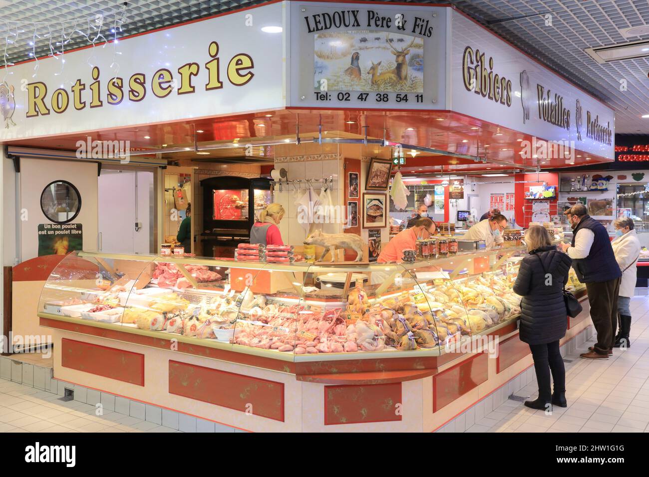 Frankreich, Indre et Loire, Touraine, Loire-Tal, UNESCO-Weltkulturerbe, Tours, Les Halles-Markthalle, Ledoux Pere & Fils Metzgerei mit Wild, Geflügel... Stockfoto