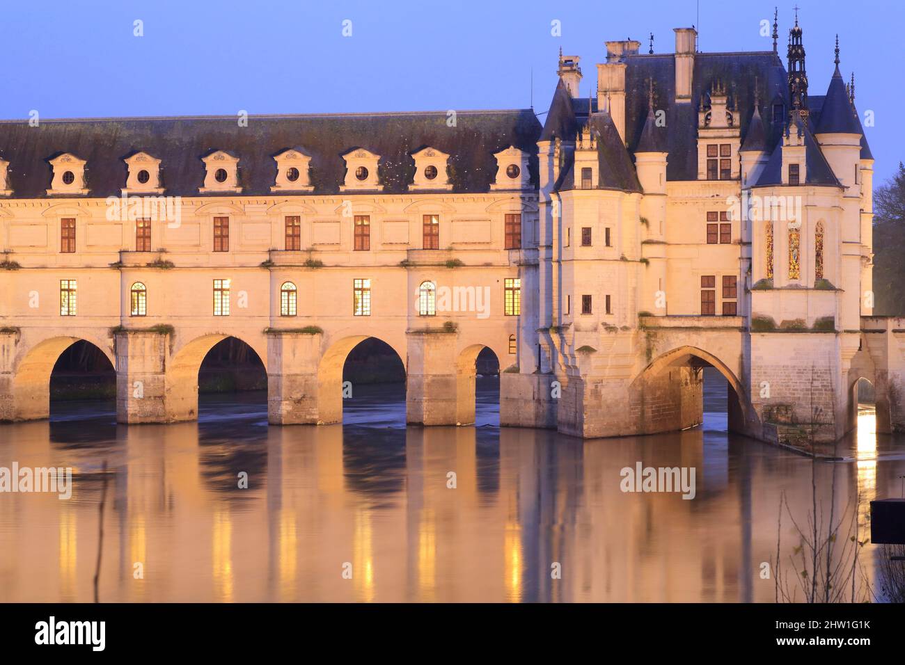 Frankreich, Indre et Loire, Touraine, Loire-Tal UNESCO-Weltkulturerbe, Chateaux de la Loire, Chenonceaux, Schloss Chenonceau, das bei Einbruch der Dunkelheit am Fluss Cher erbaut wurde Stockfoto